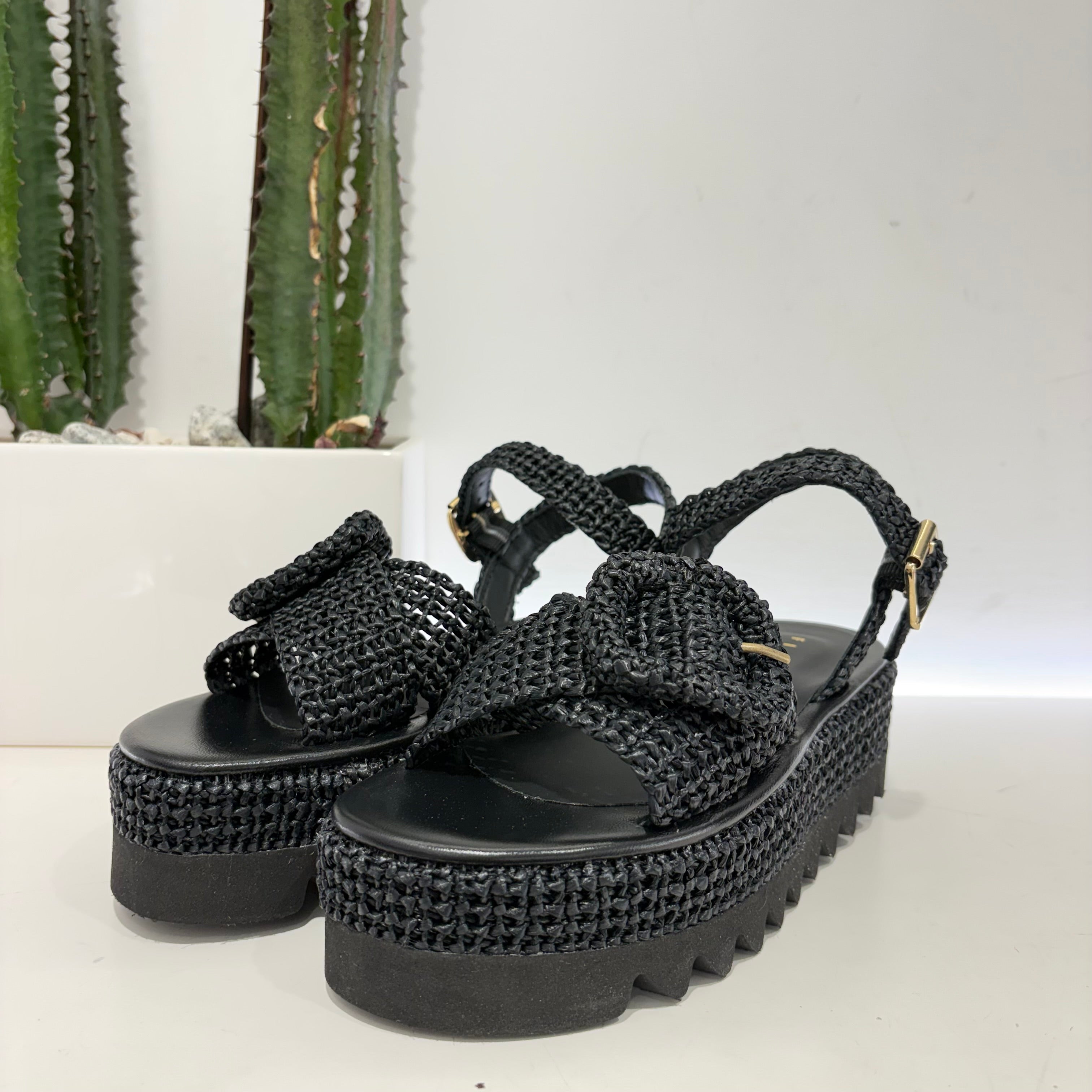 Fiorina sandalo in rafia nero con fibbia
