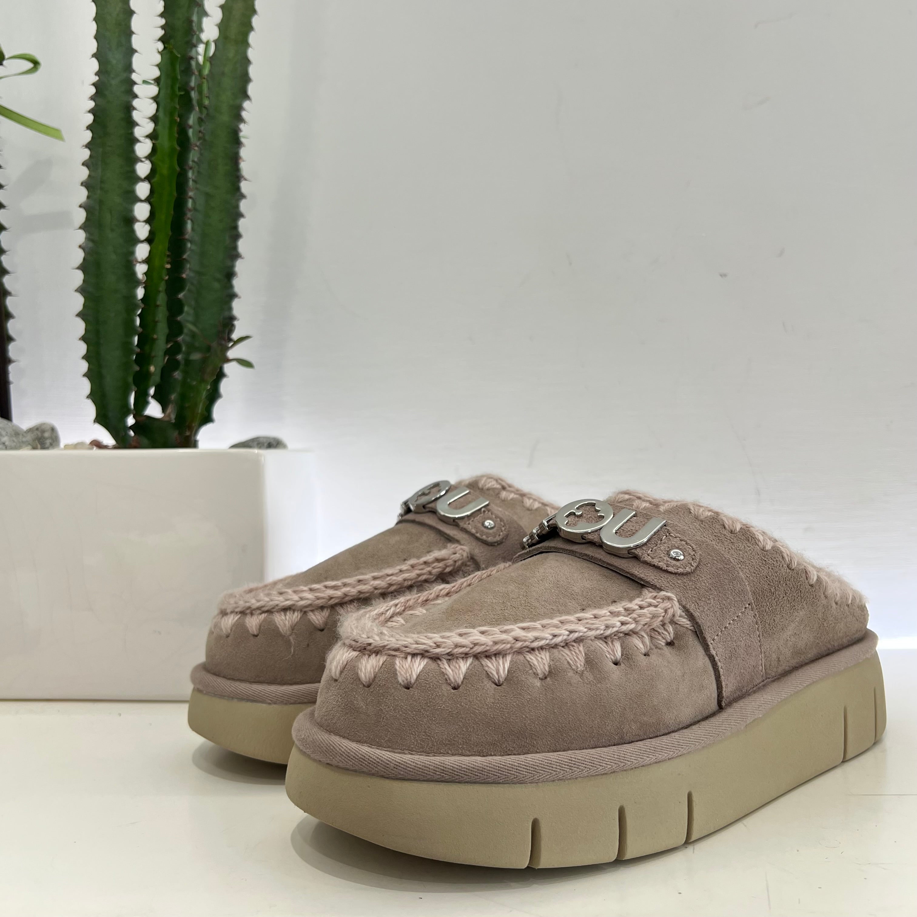 Mou sabot in powder color 