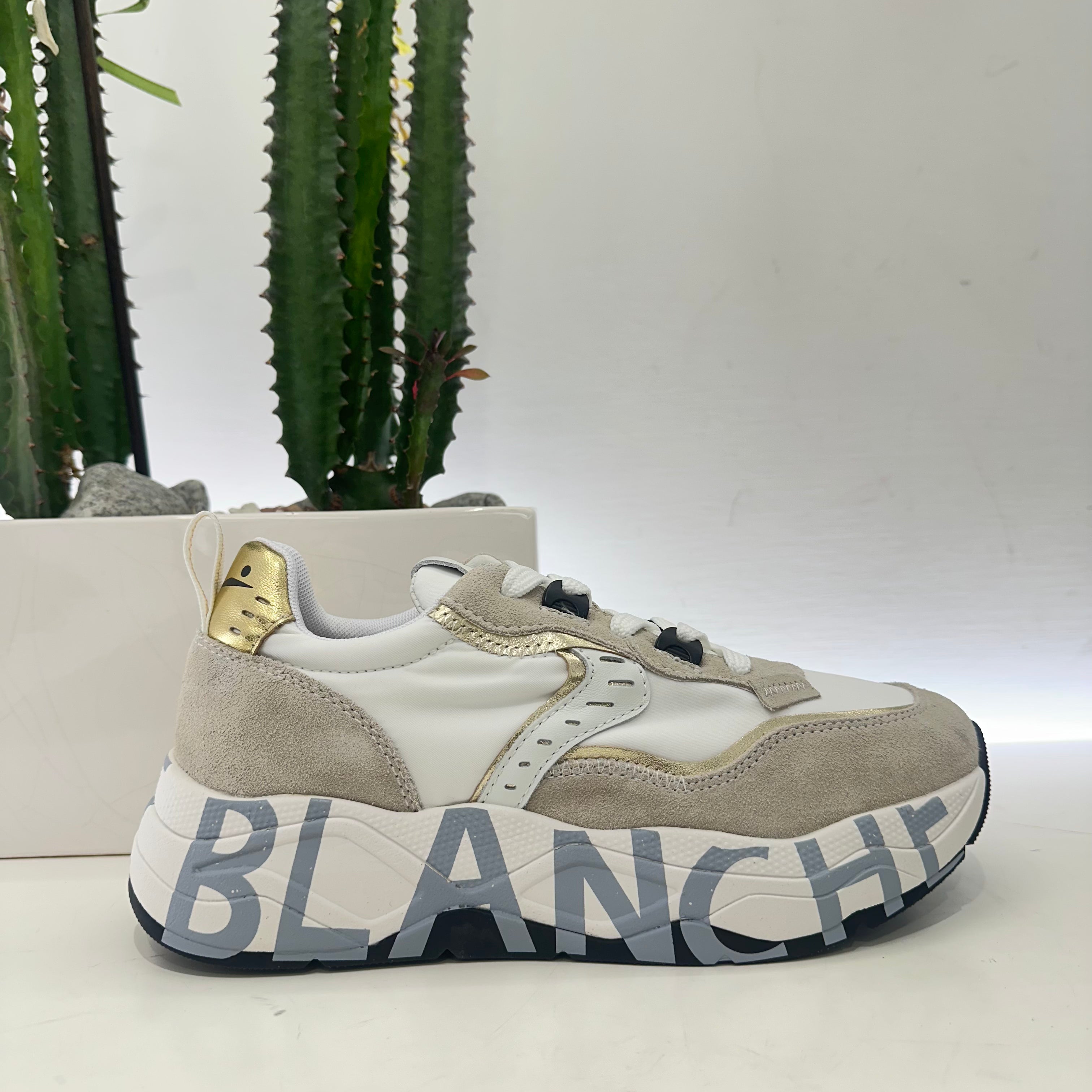 Voile Blanche CLUB sneaker bianca dettagli oro e celeste