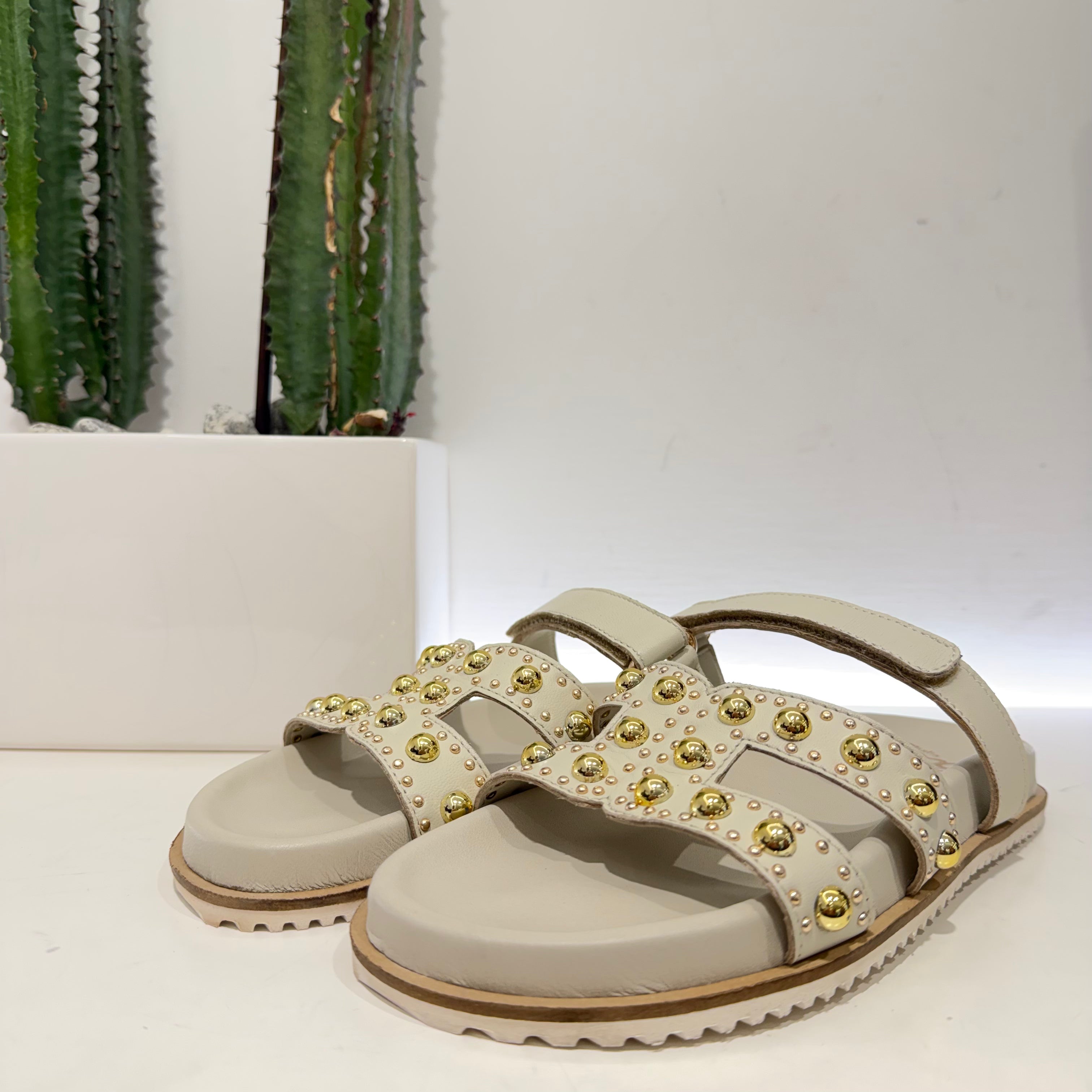 Ciabatta EMMA panna borchie oro strap