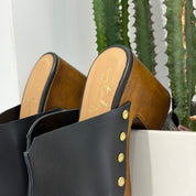 Zoccolo CAPRI in pelle NERA con fascia larga e borchie