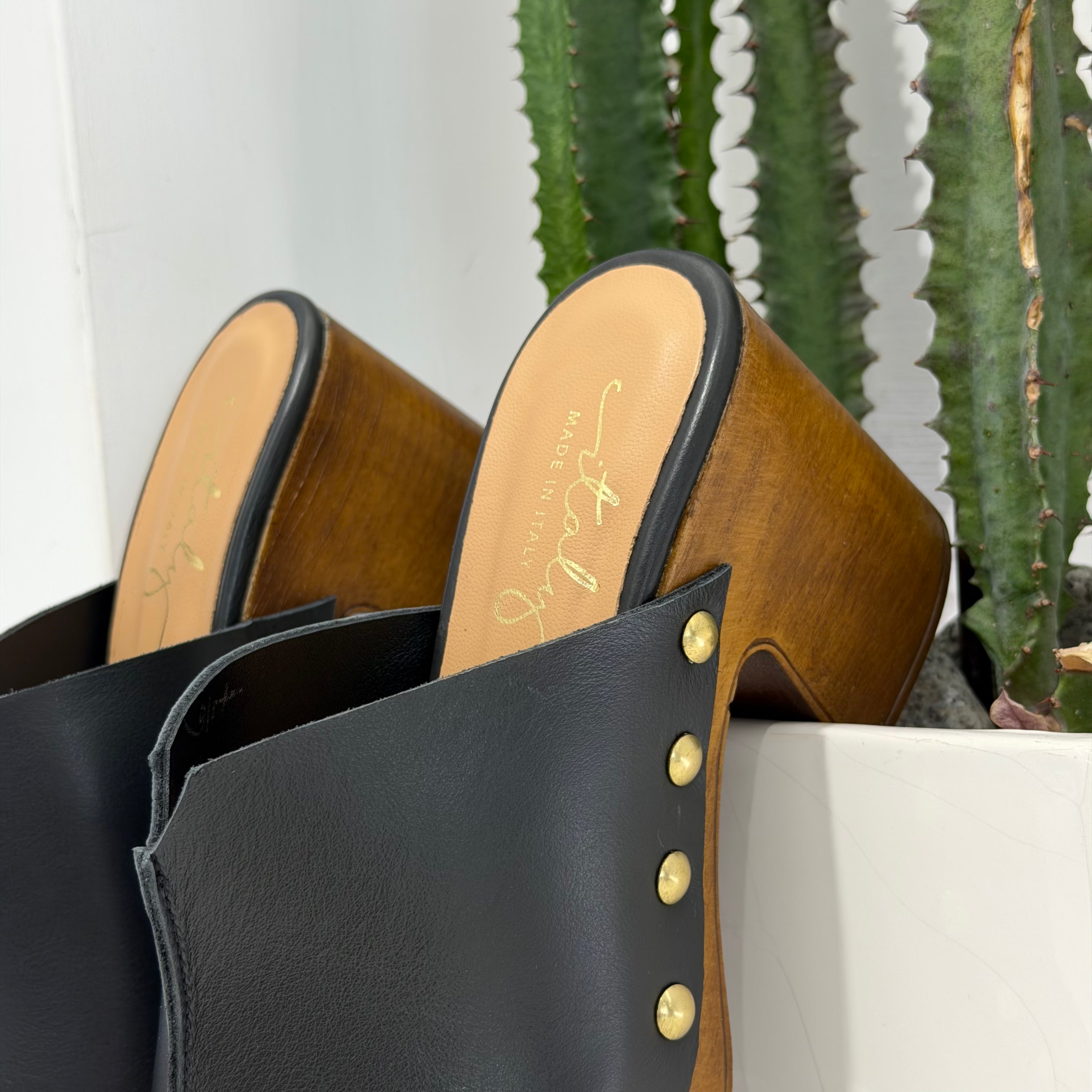 Zoccolo CAPRI in pelle NERA con fascia larga e borchie
