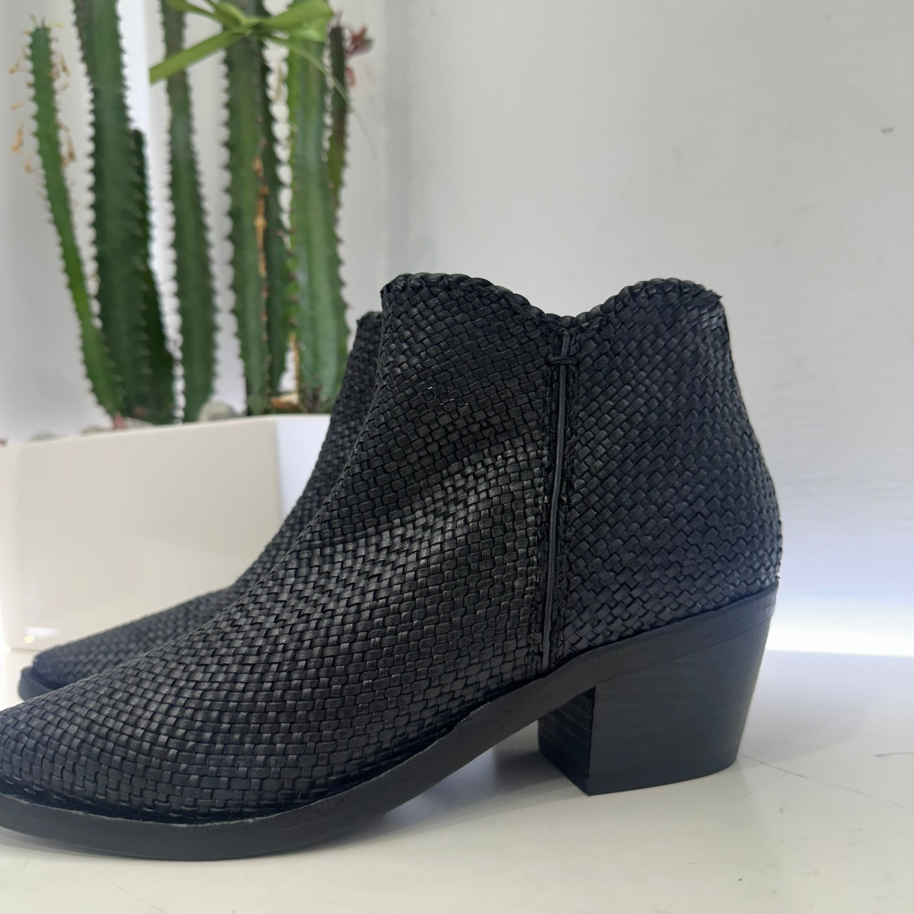 Zolfo stivaletto intrecciato nero