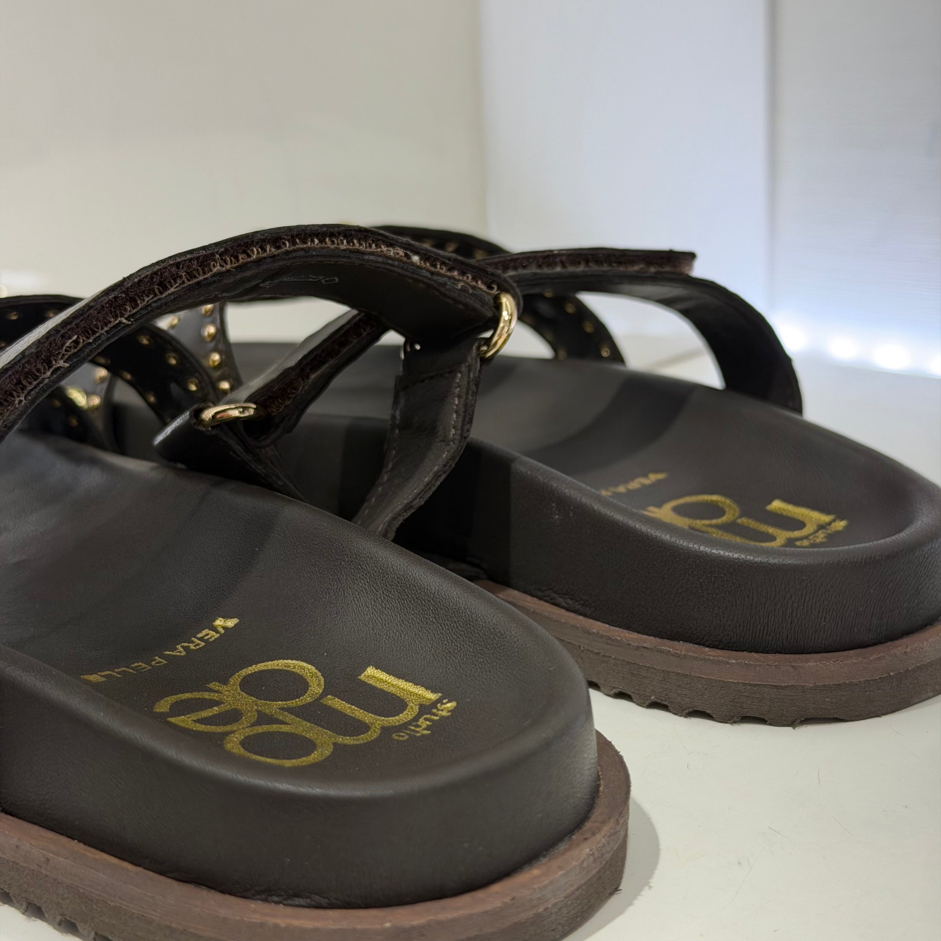 Ciabatta EMMA moro borchie oro strap