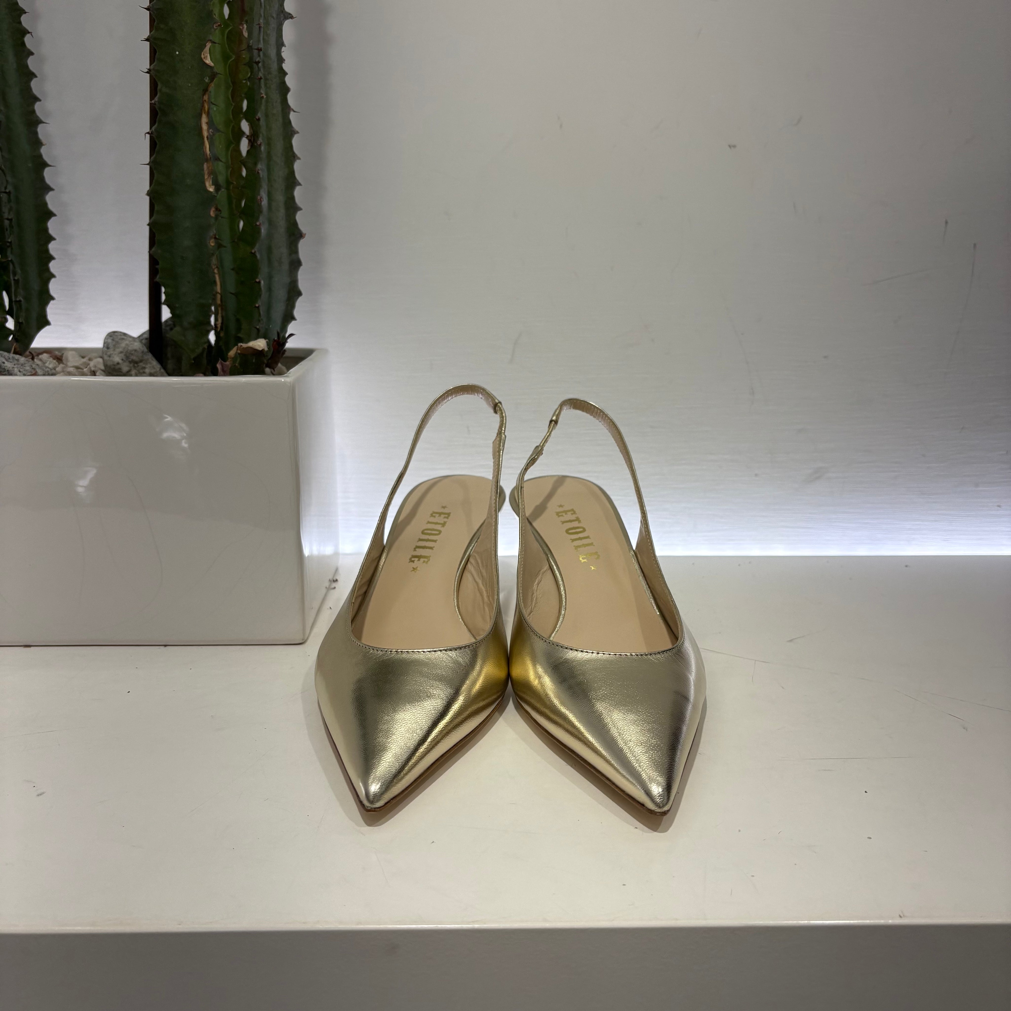 Scarpa aperta dietro t.50 ORO