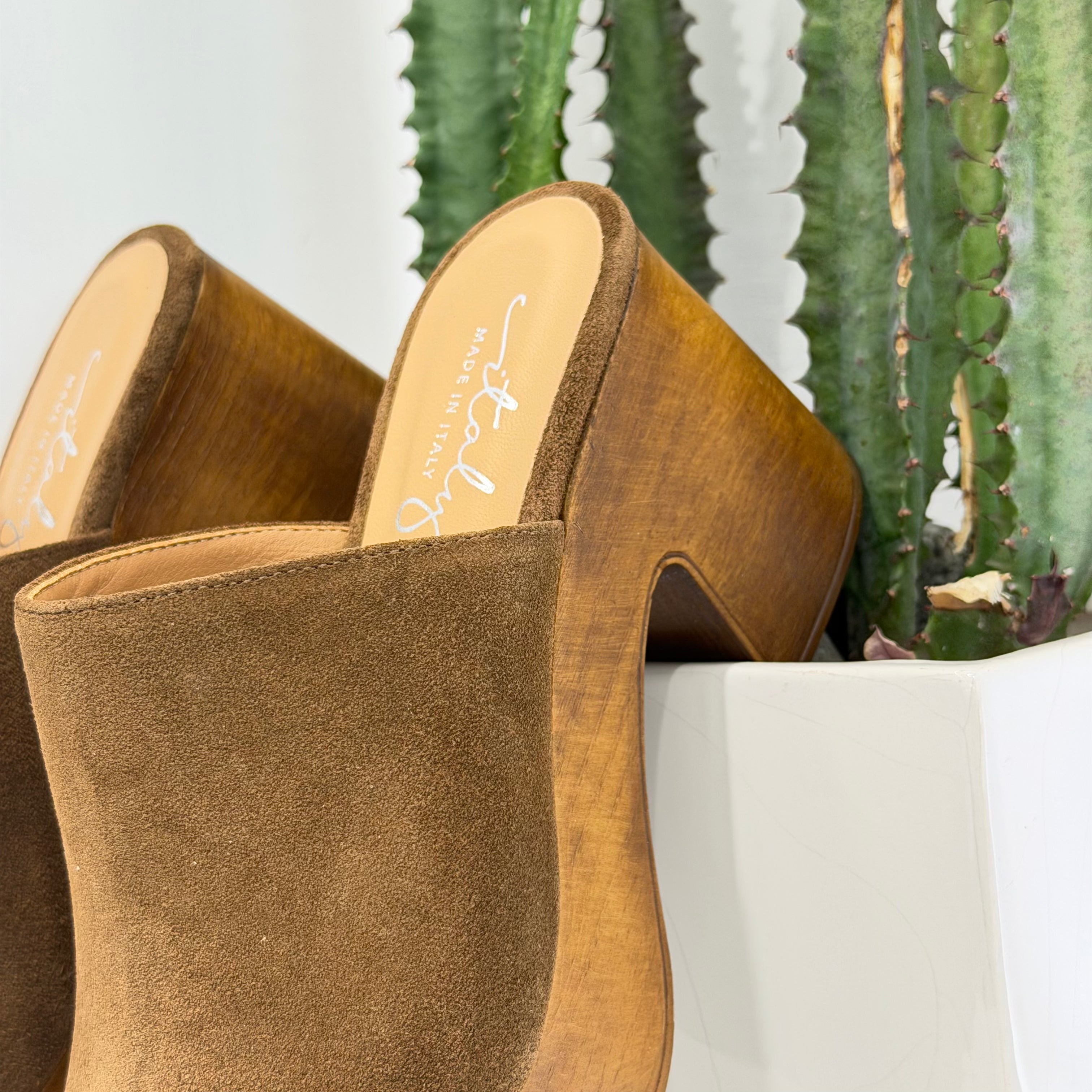 Zoccolo BETTY in SUEDE con fascia larga