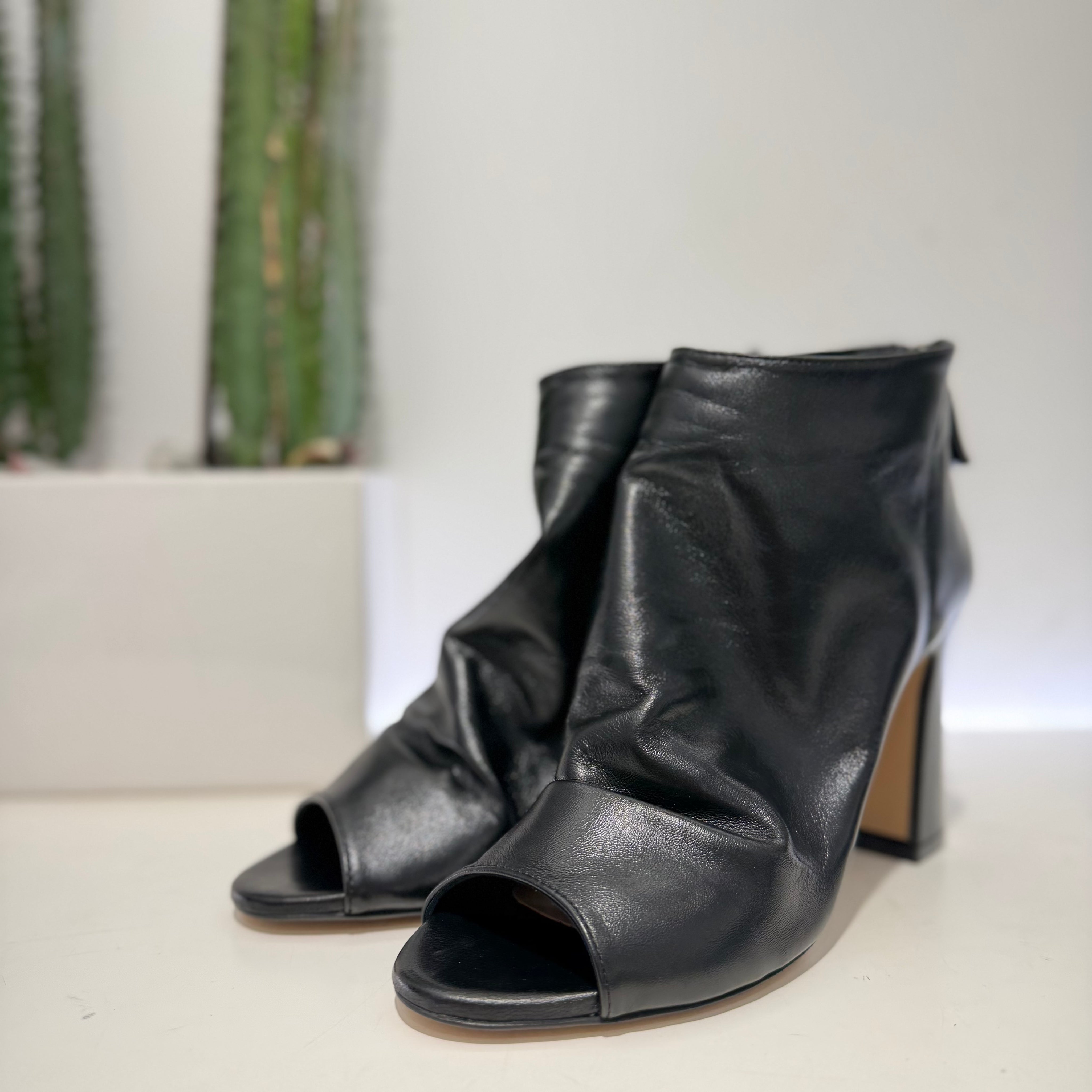 Stivaletto MONET spuntato nappa color nero
