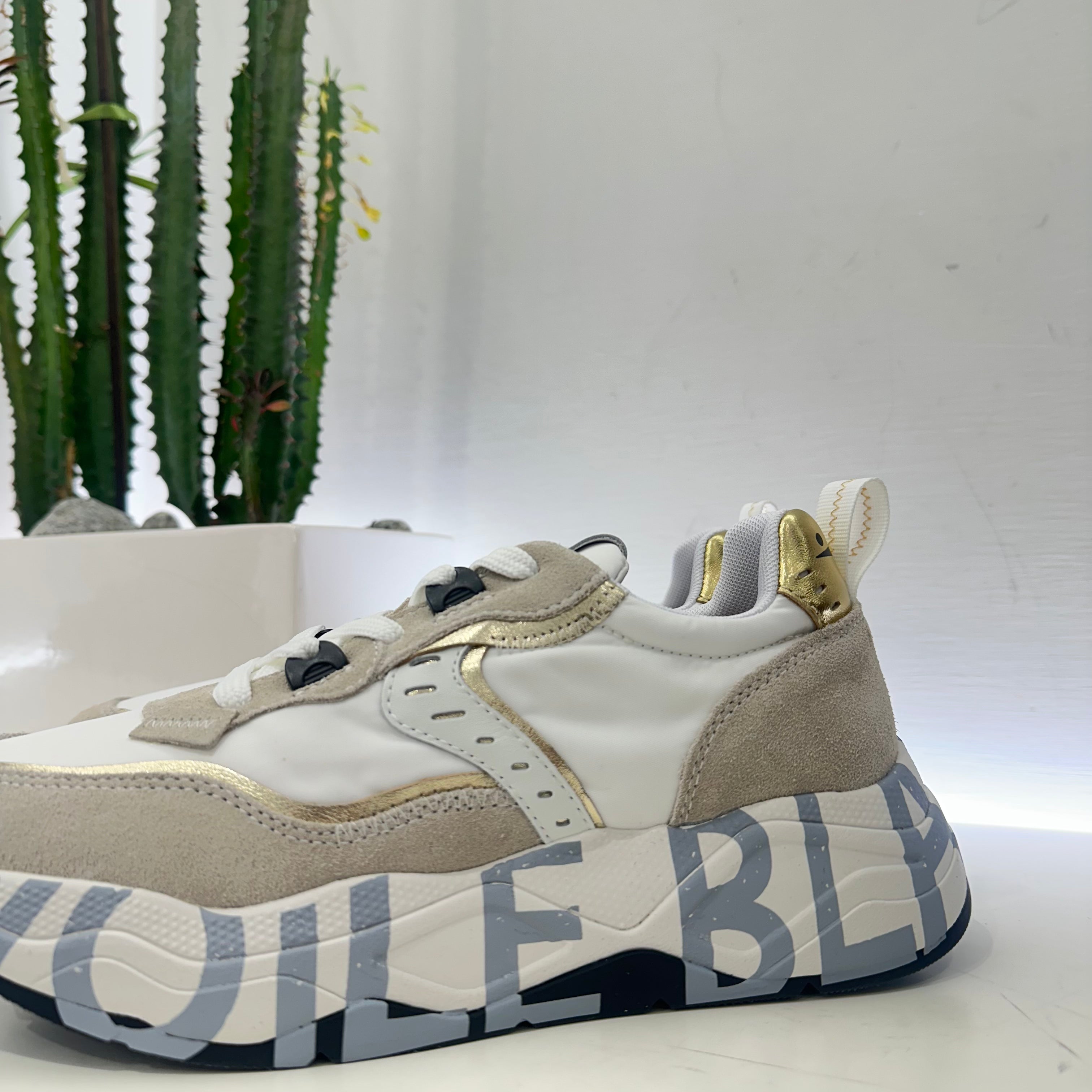 Voile Blanche CLUB sneaker bianca dettagli oro e celeste