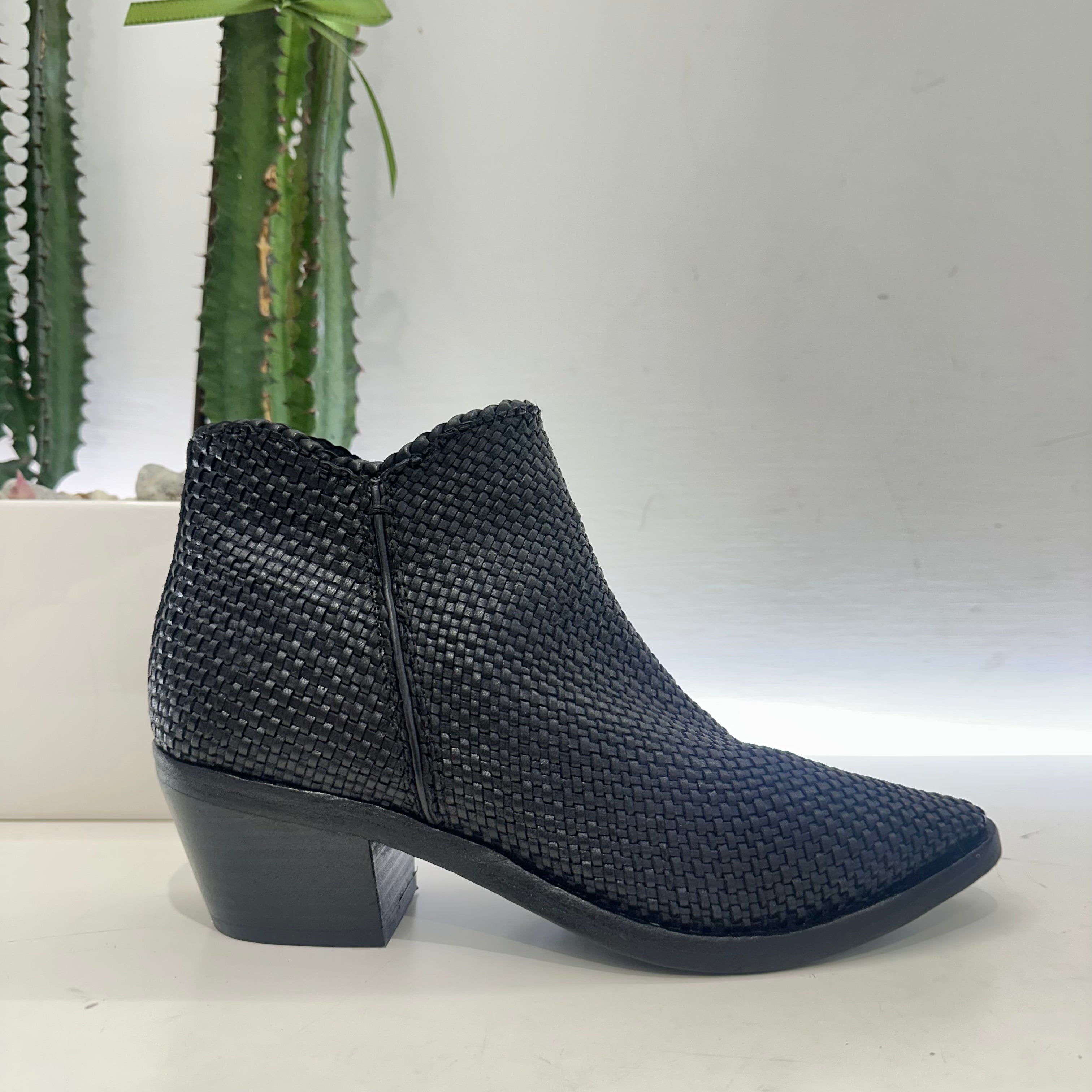 Zolfo stivaletto intrecciato nero