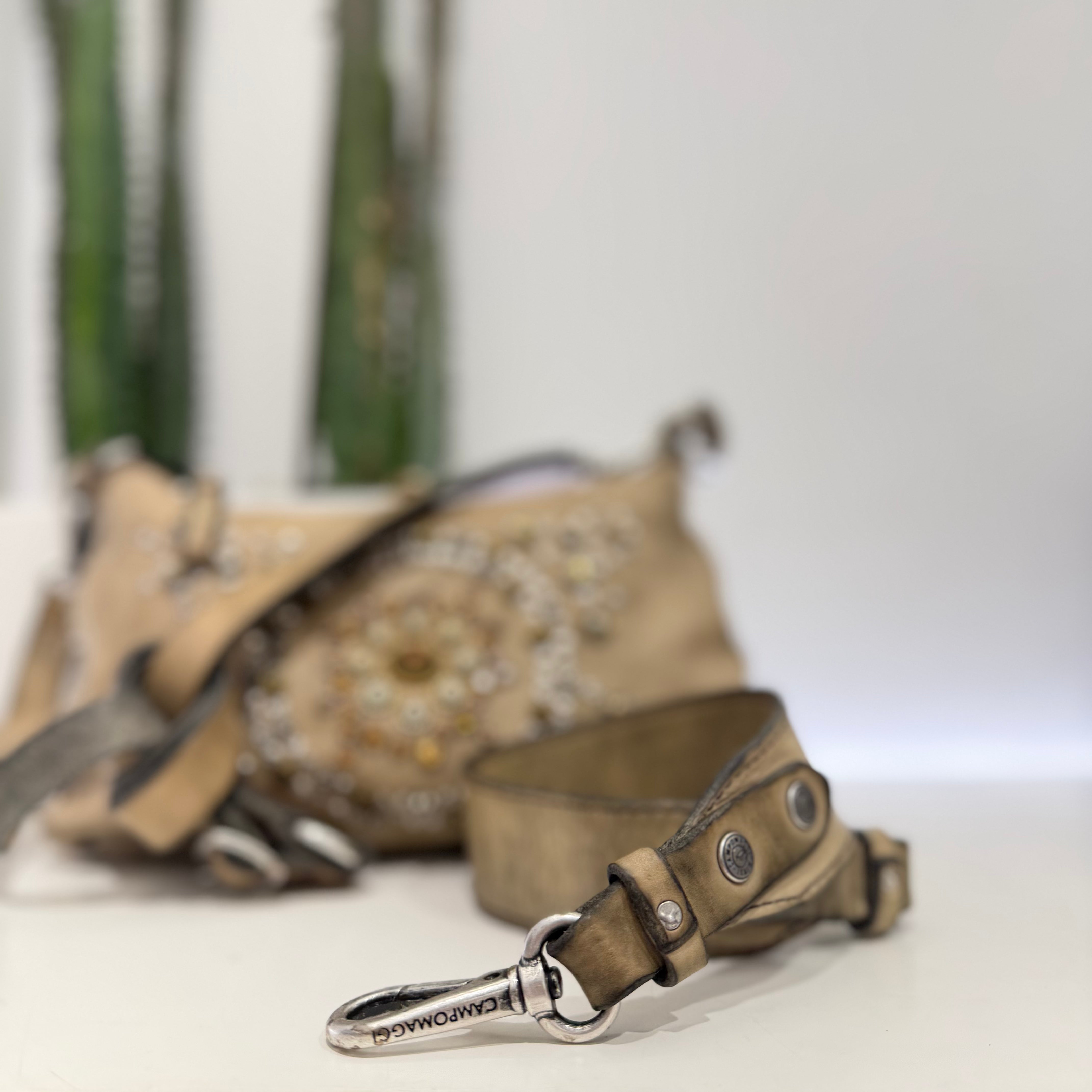 Campomaggi borsa linea TERESA borchie e rivetti argento
