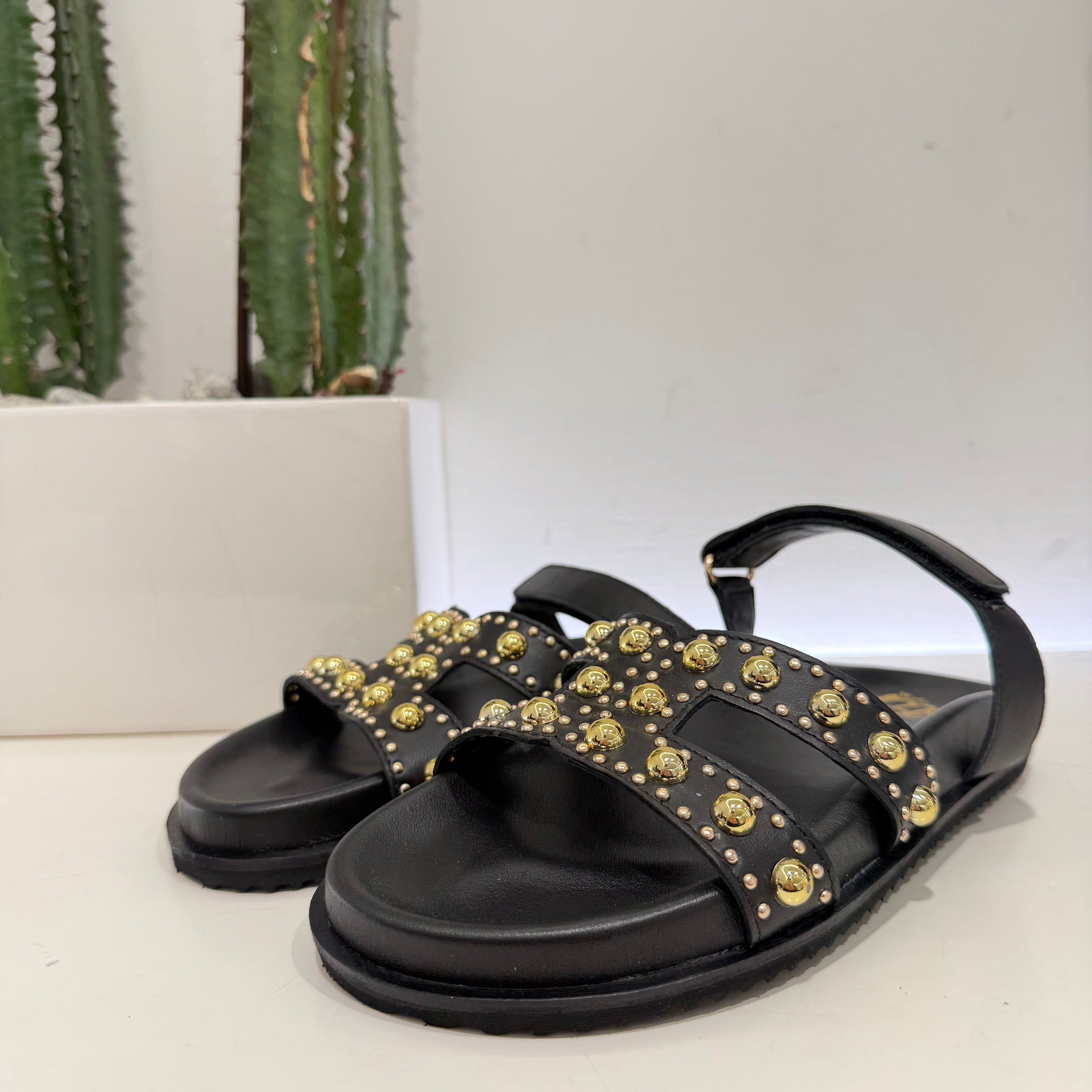 Ciabatta EMMA nera borchie oro strap