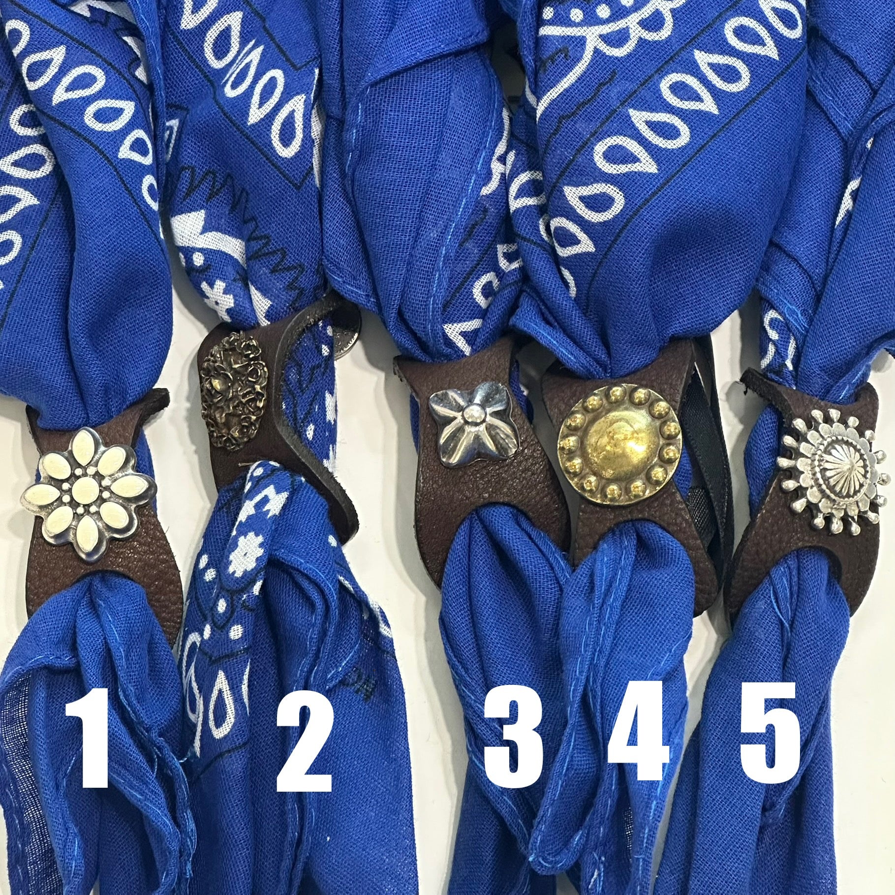 Campomaggi BANDANA (Blu) cotone e ferma bandana con borchie