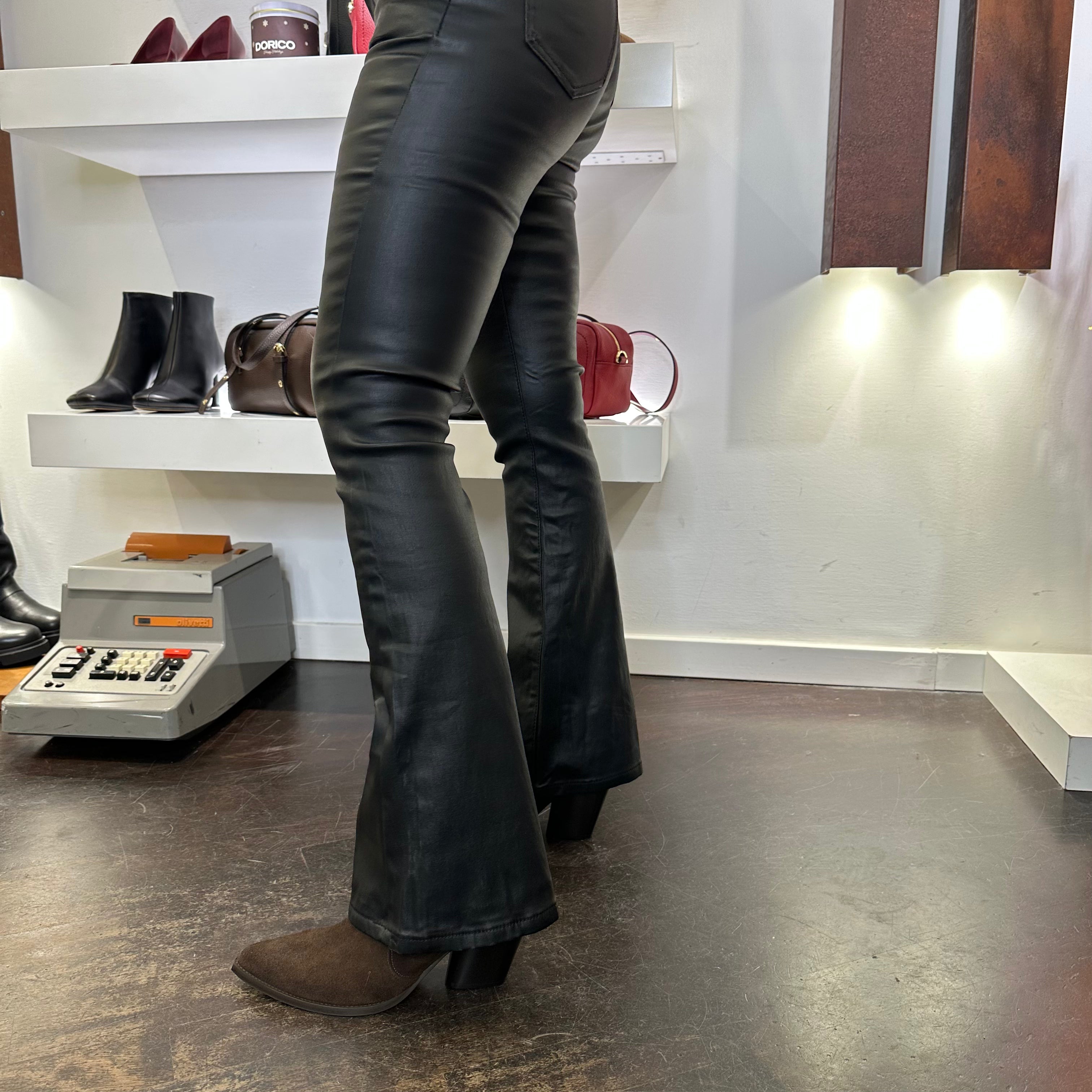 Pantalone TESSUTO SPALMATO effetto ecopelle nero