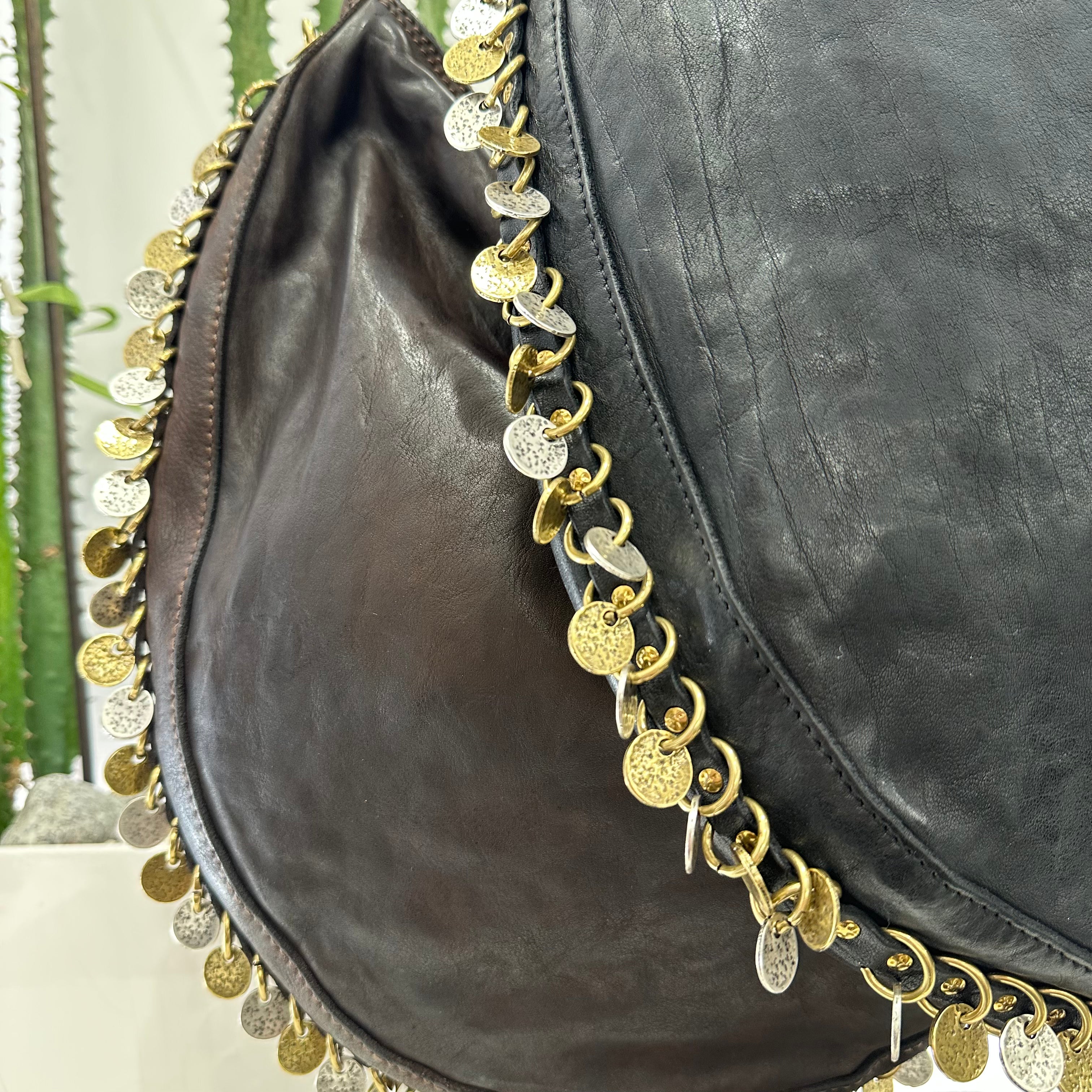 Campomaggi borsa linea GIANNA accessorio medaglie color t.moro