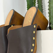 Zoccolo CAPRI in pelle T.MORO con fascia larga e borchie