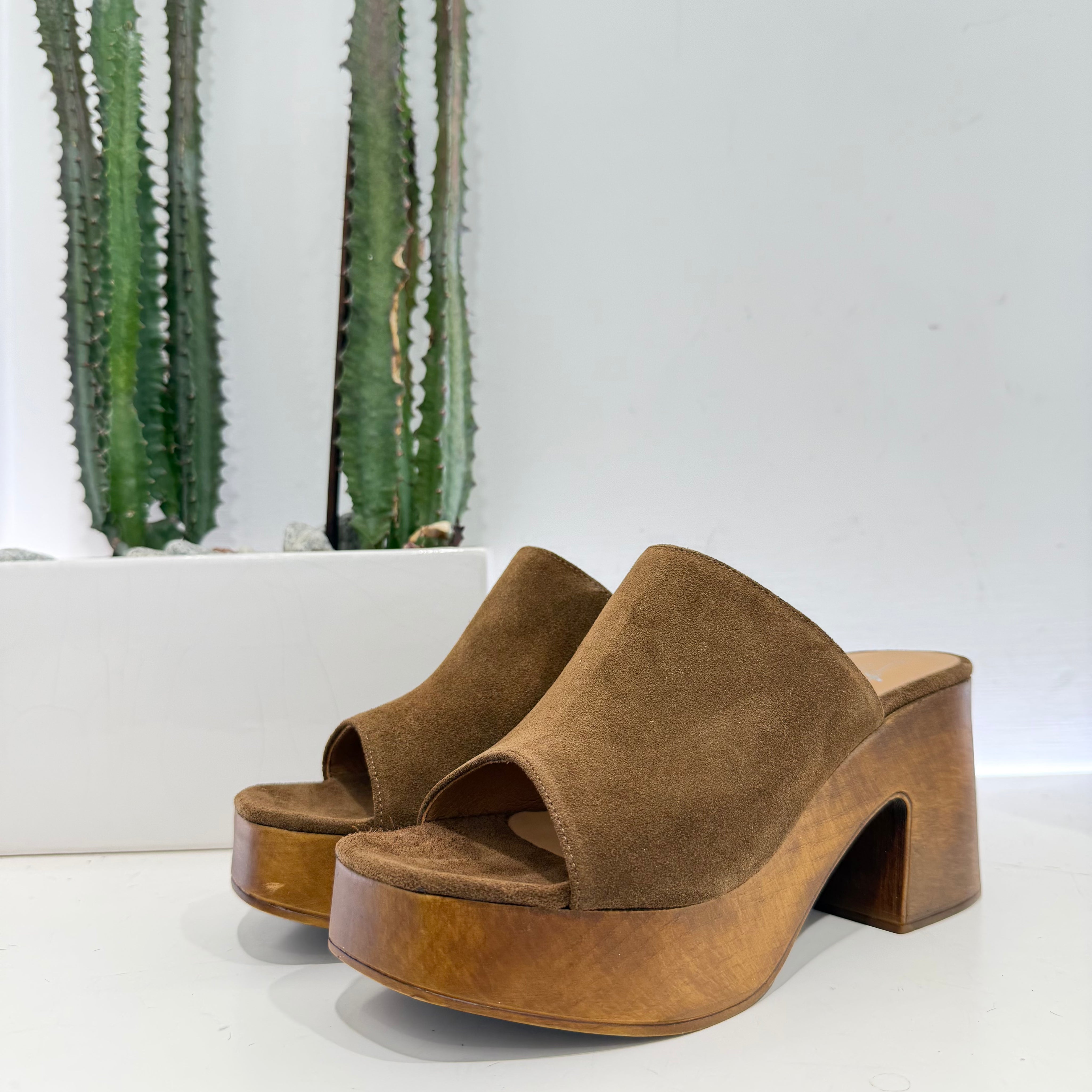 Zoccolo BETTY in SUEDE con fascia larga