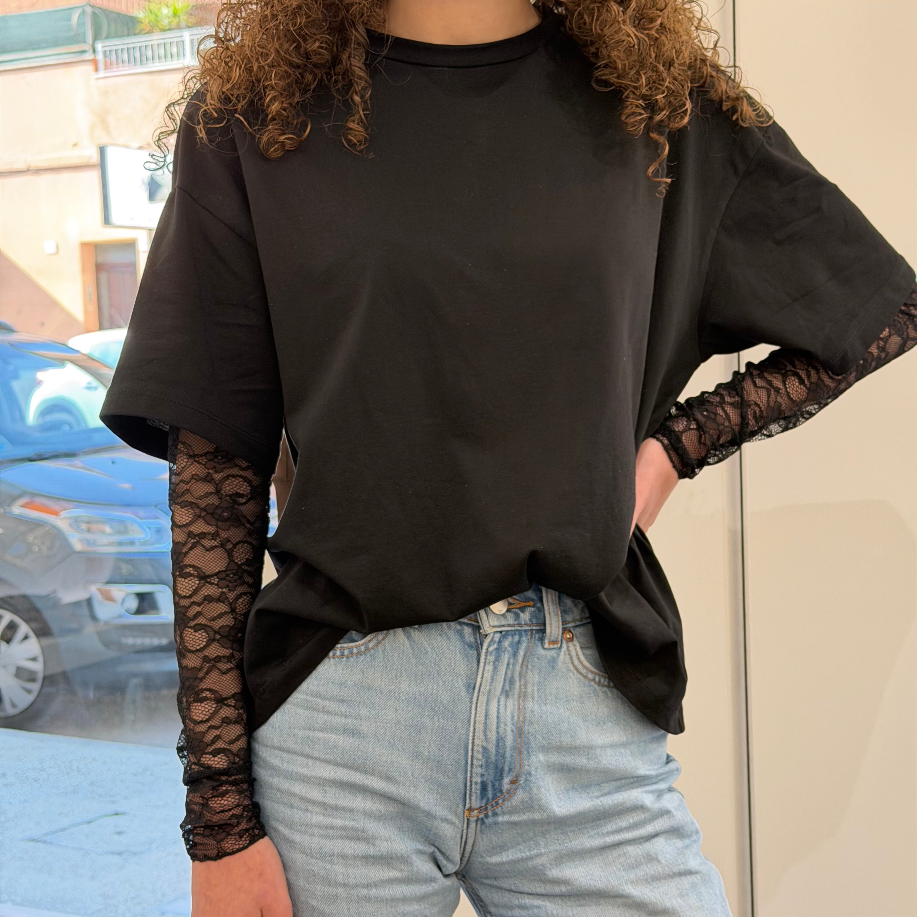 T-shirt nera maniche pizzo