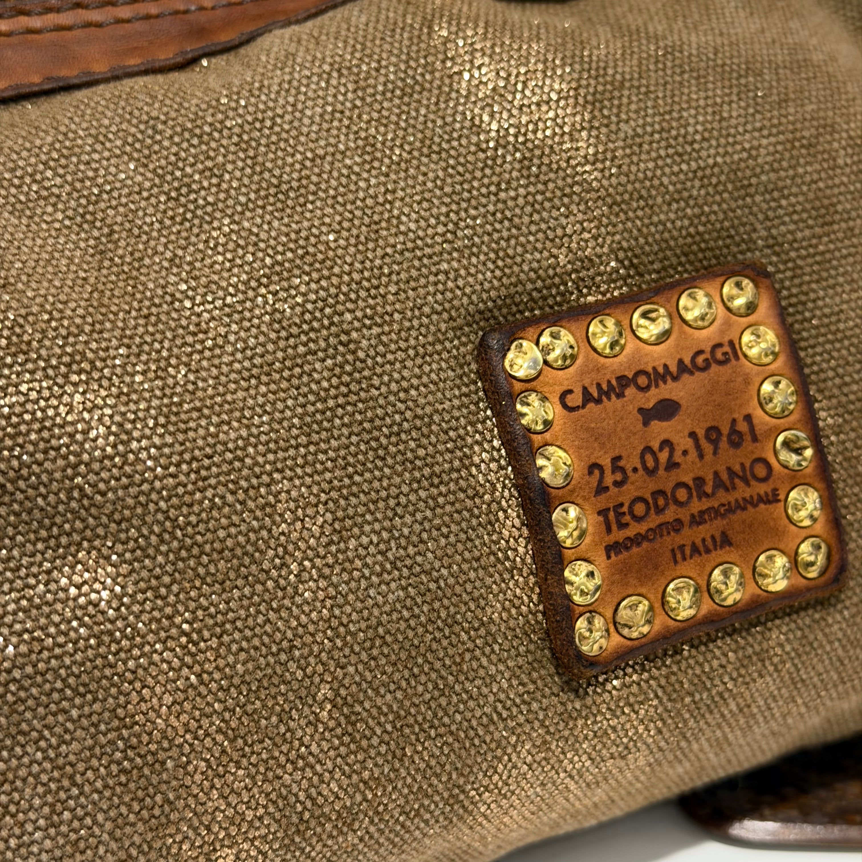 Campomaggi borsa VALERIA vacchetta tinta in capo con bustino interno in tessuto laminato