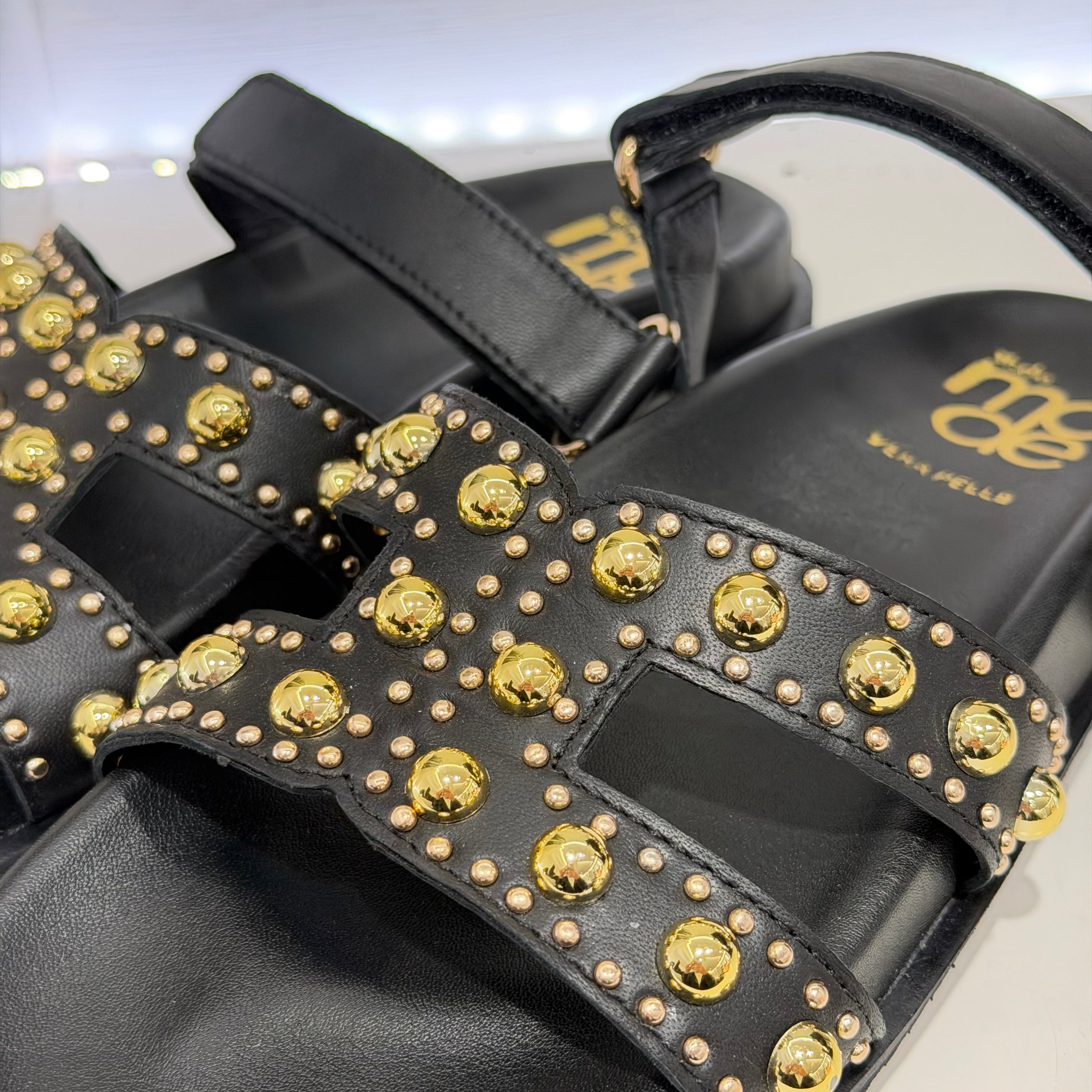 Ciabatta EMMA nera borchie oro strap