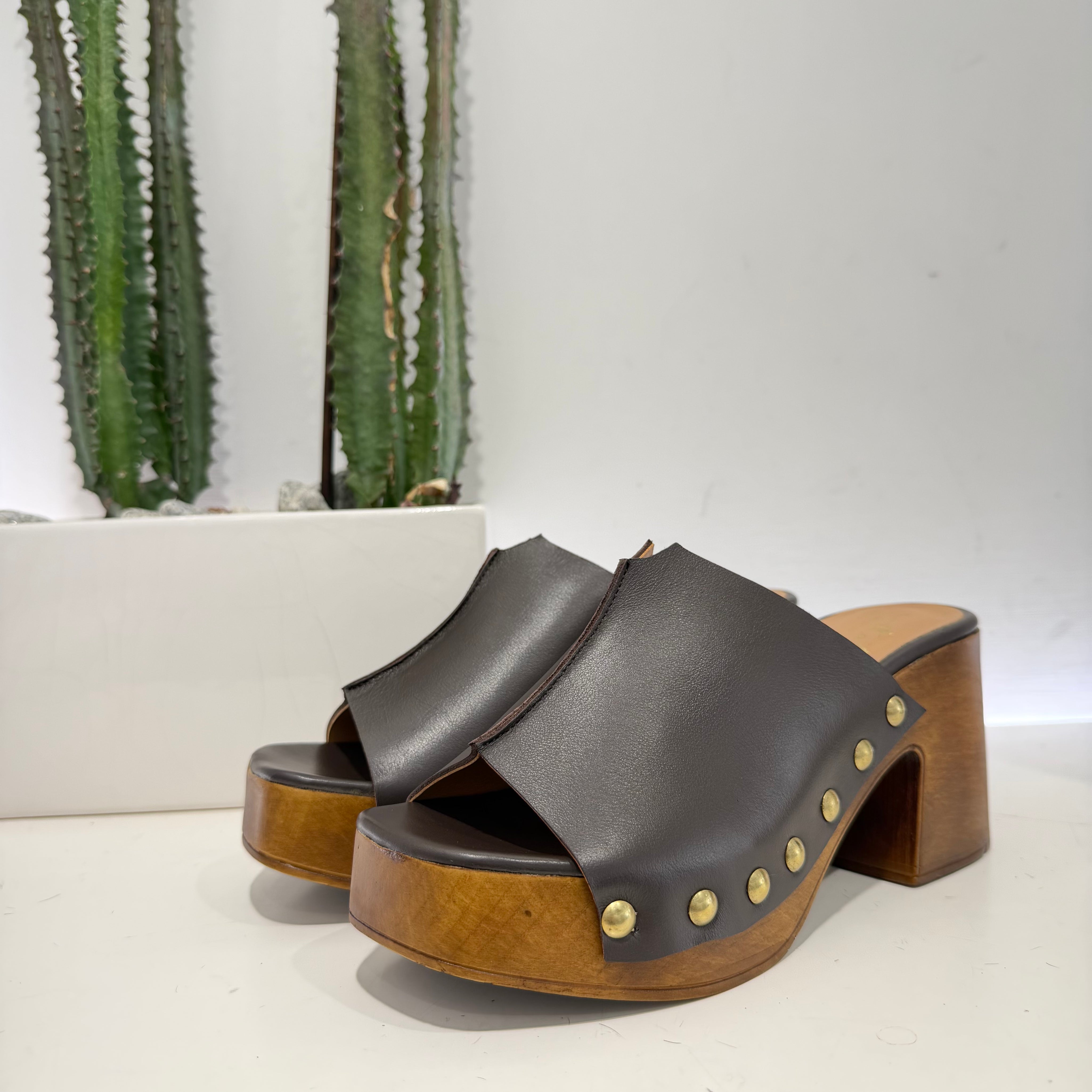 Zoccolo CAPRI in pelle T.MORO con fascia larga e borchie