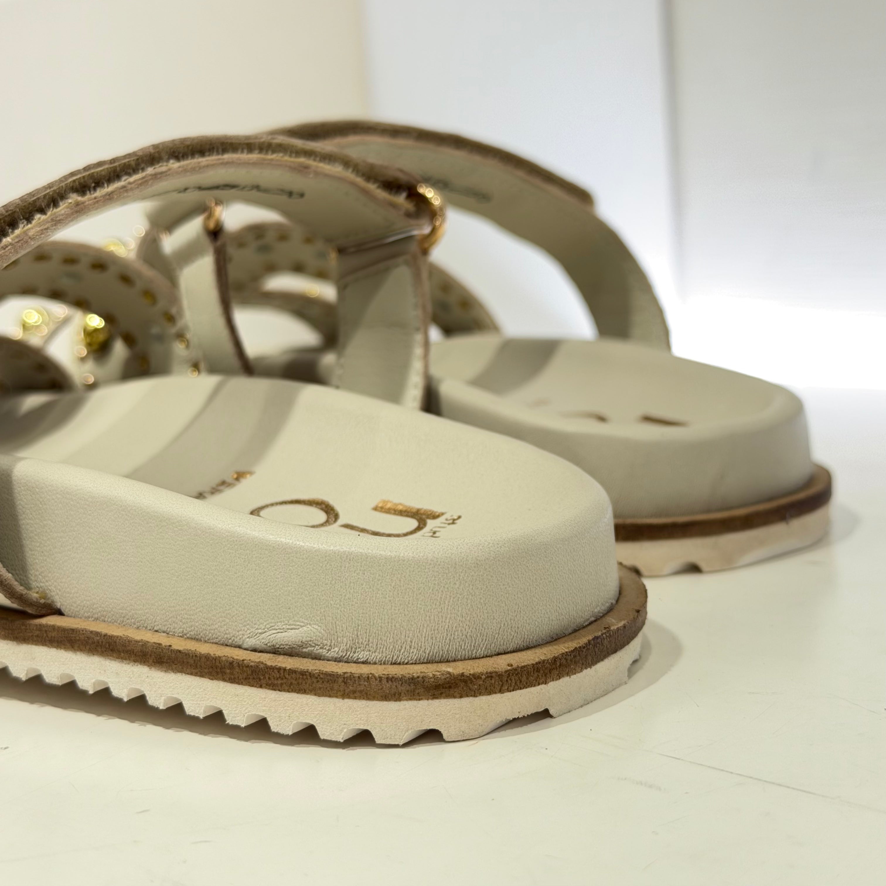 Ciabatta EMMA panna borchie oro strap