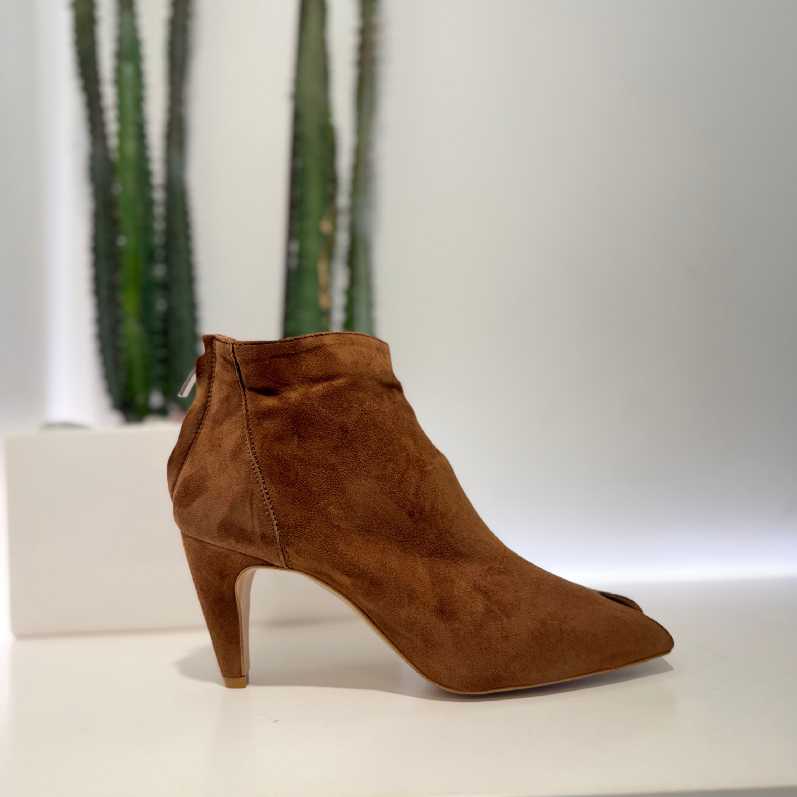 Stivaletto OXA spuntato color tabacco