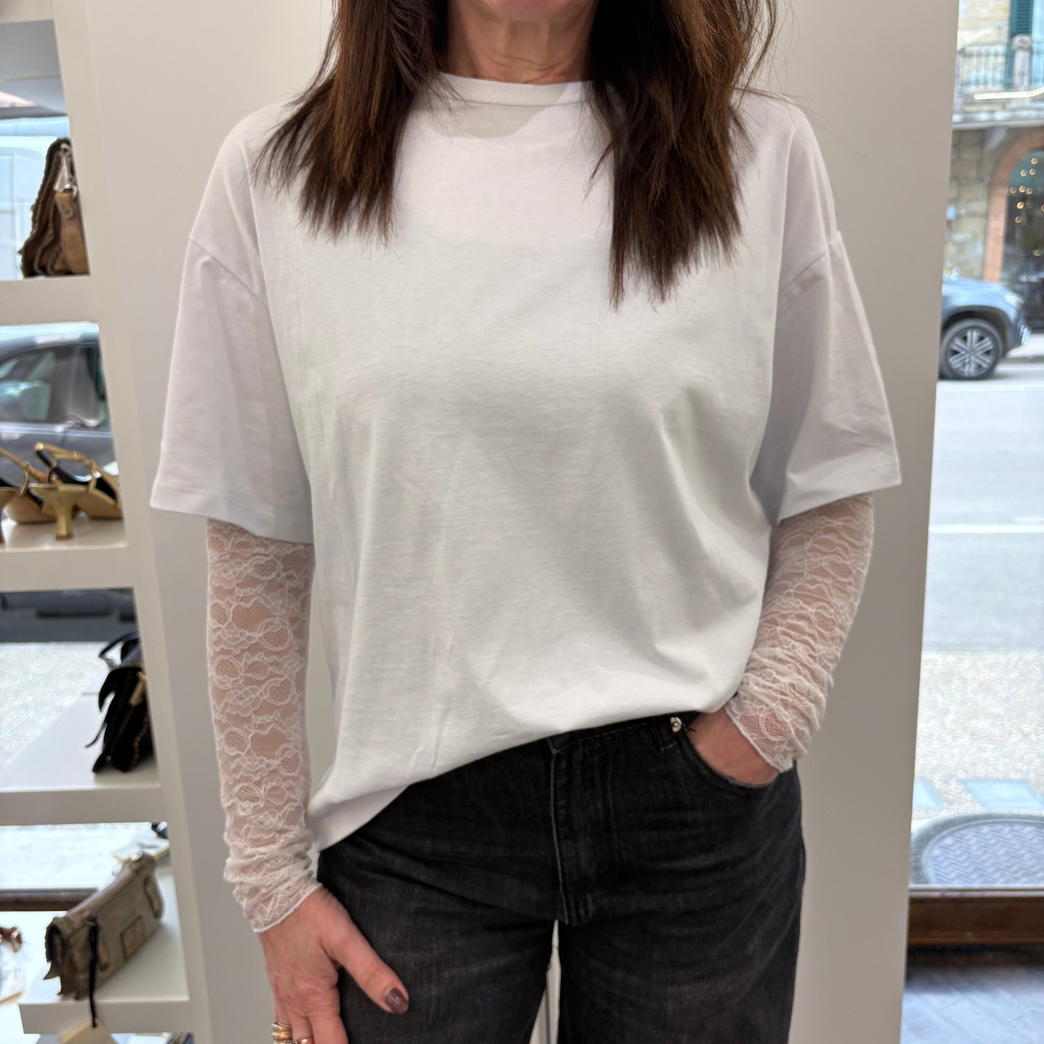 T-shirt bianca maniche pizzo