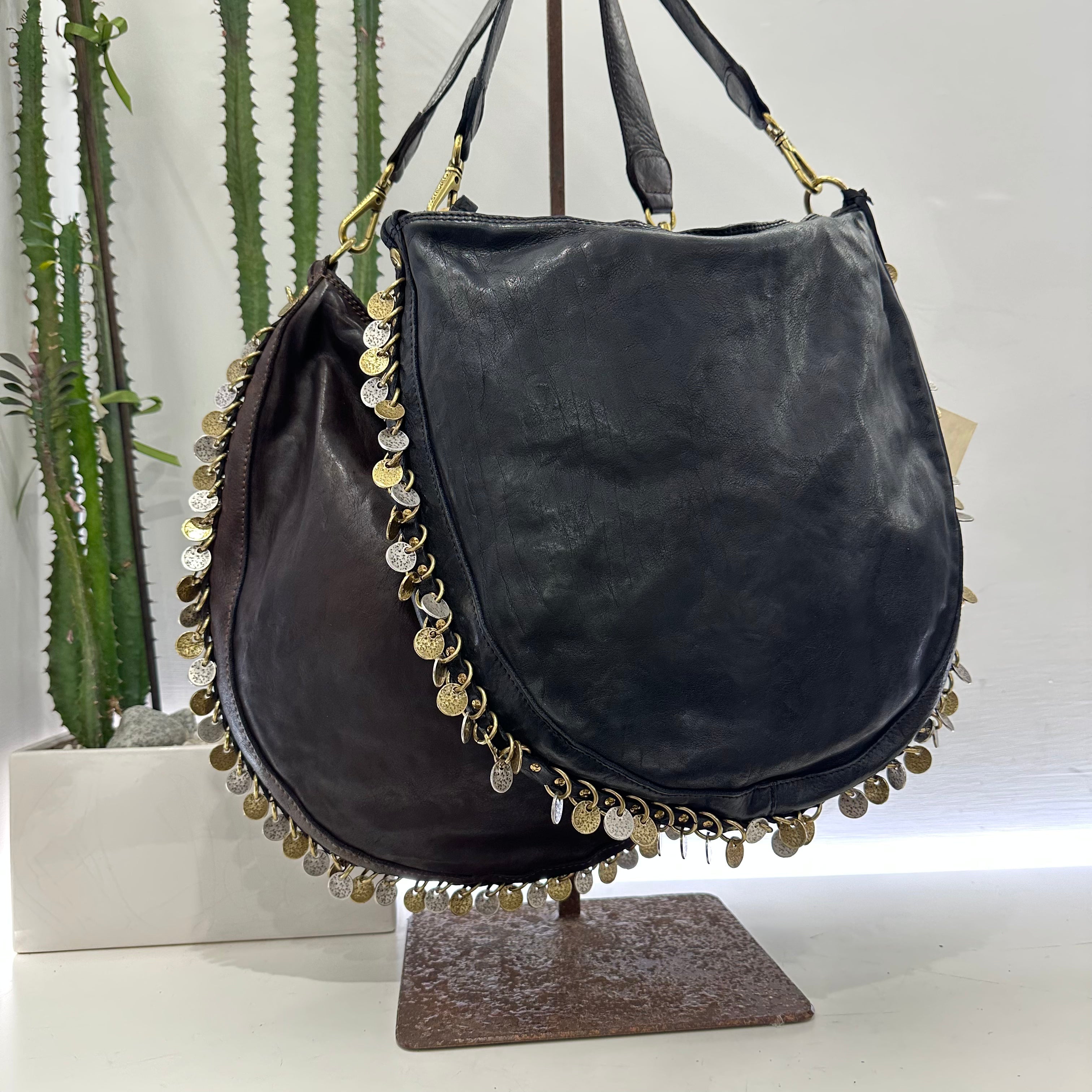 Campomaggi borsa linea GIANNA accessorio medaglie color t.moro