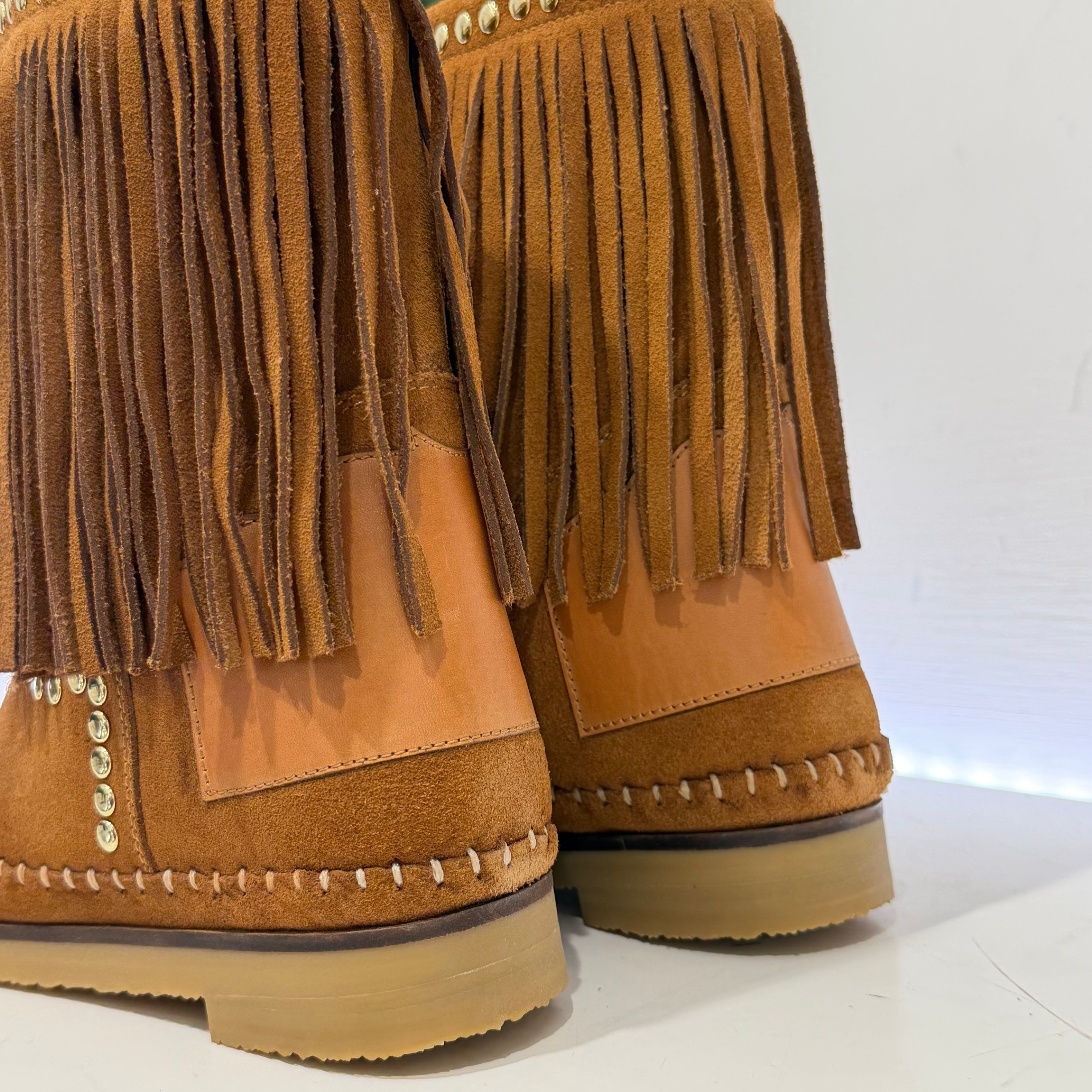 Stivale Indianino suede cuoio borchie e frange