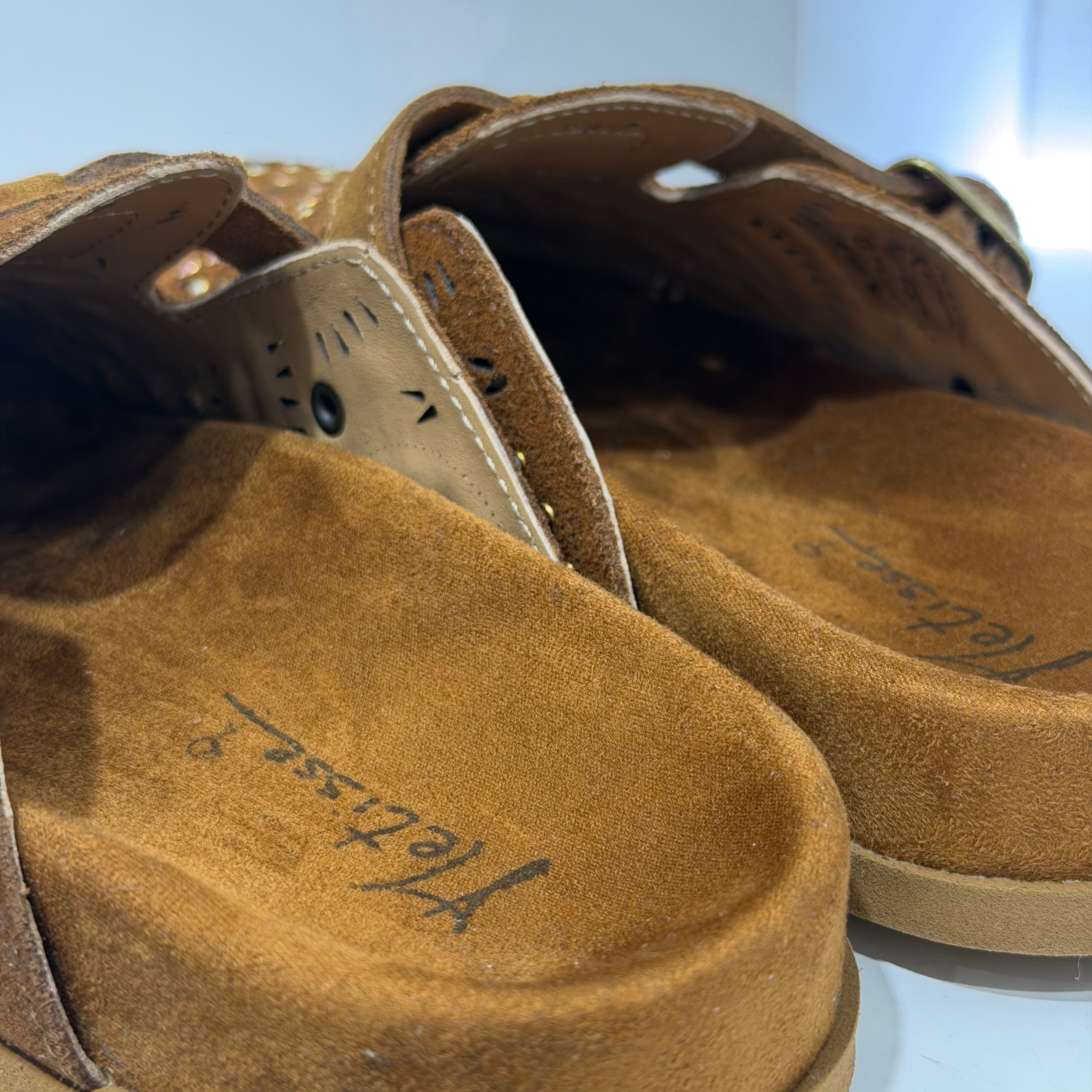 Metisse sabot borchie suede color cuoio