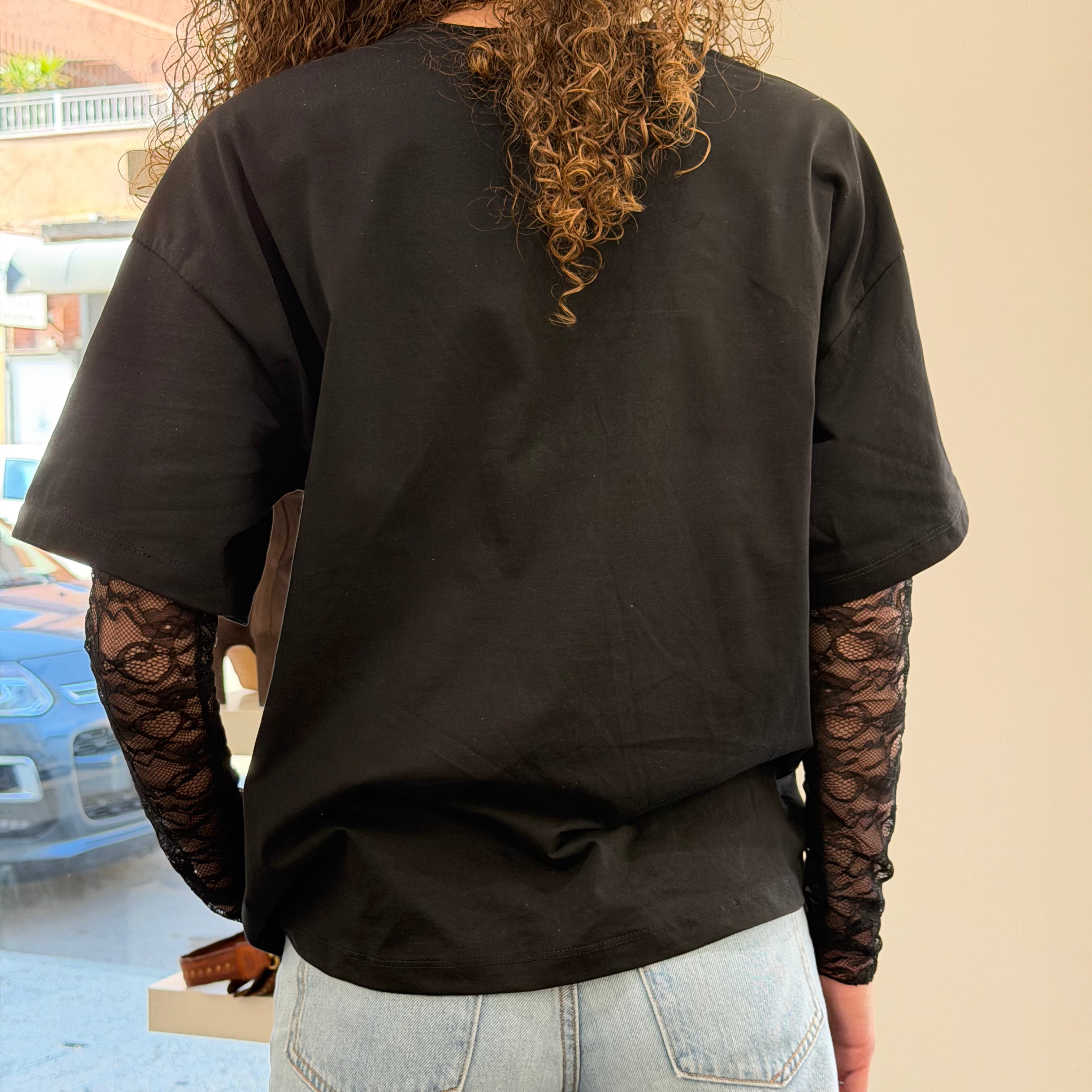 T-shirt nera maniche pizzo