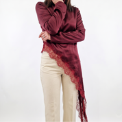 Camicia in satin color bordeaux con code in pizzo