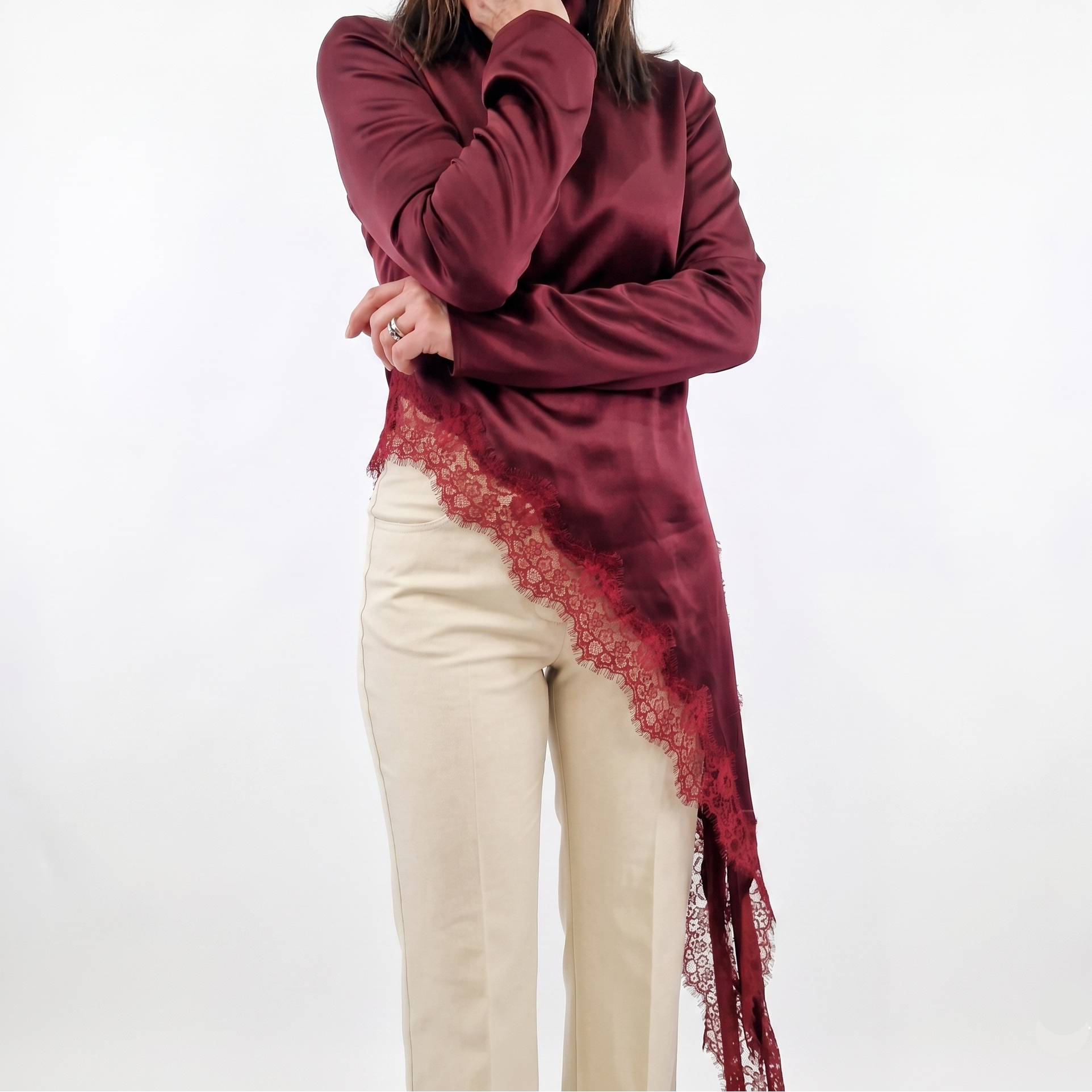 Camicia in satin color bordeaux con code in pizzo