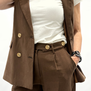 Gilet moro con spilla