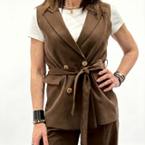 Gilet moro con spilla