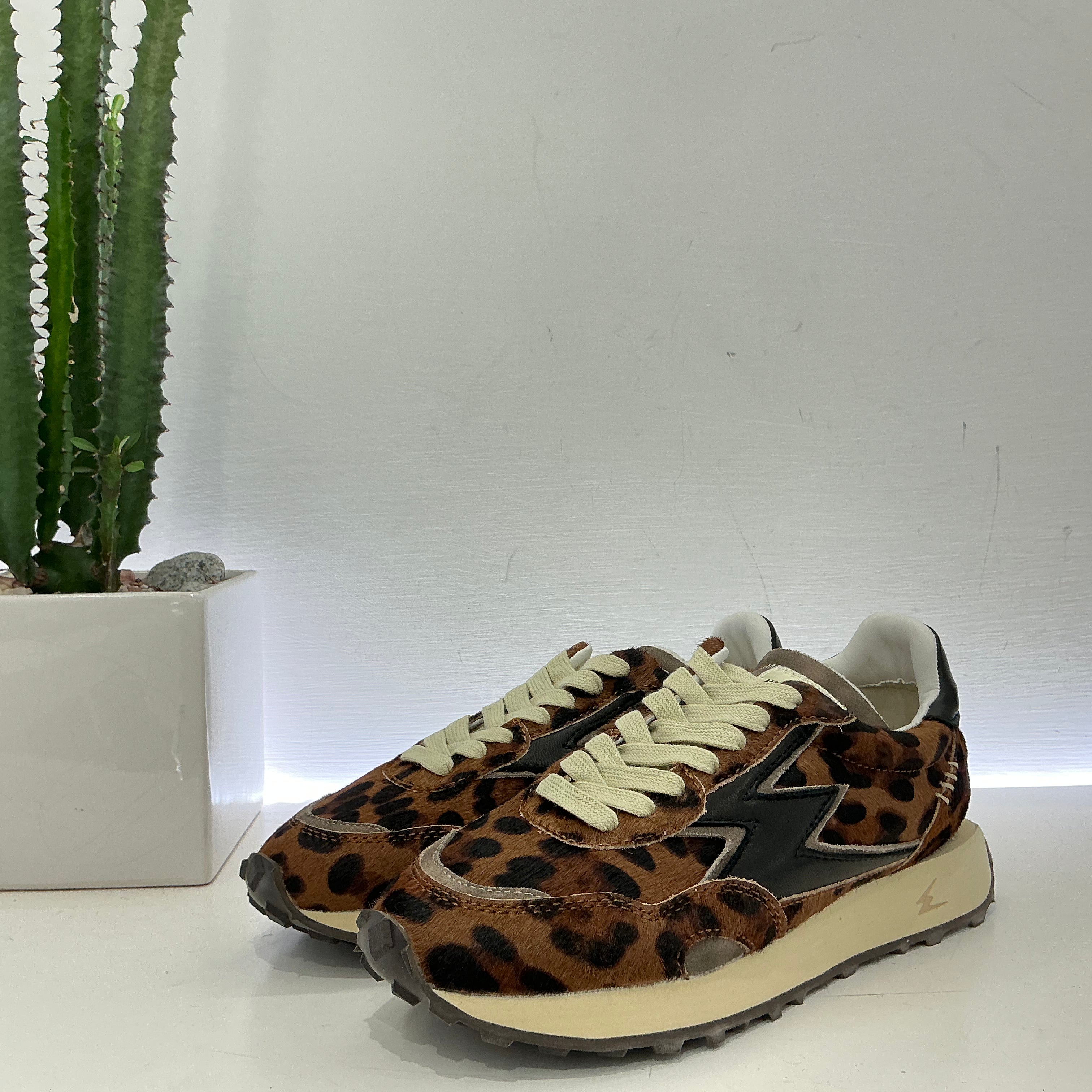 Moa sneakers modello running cavallino Leo