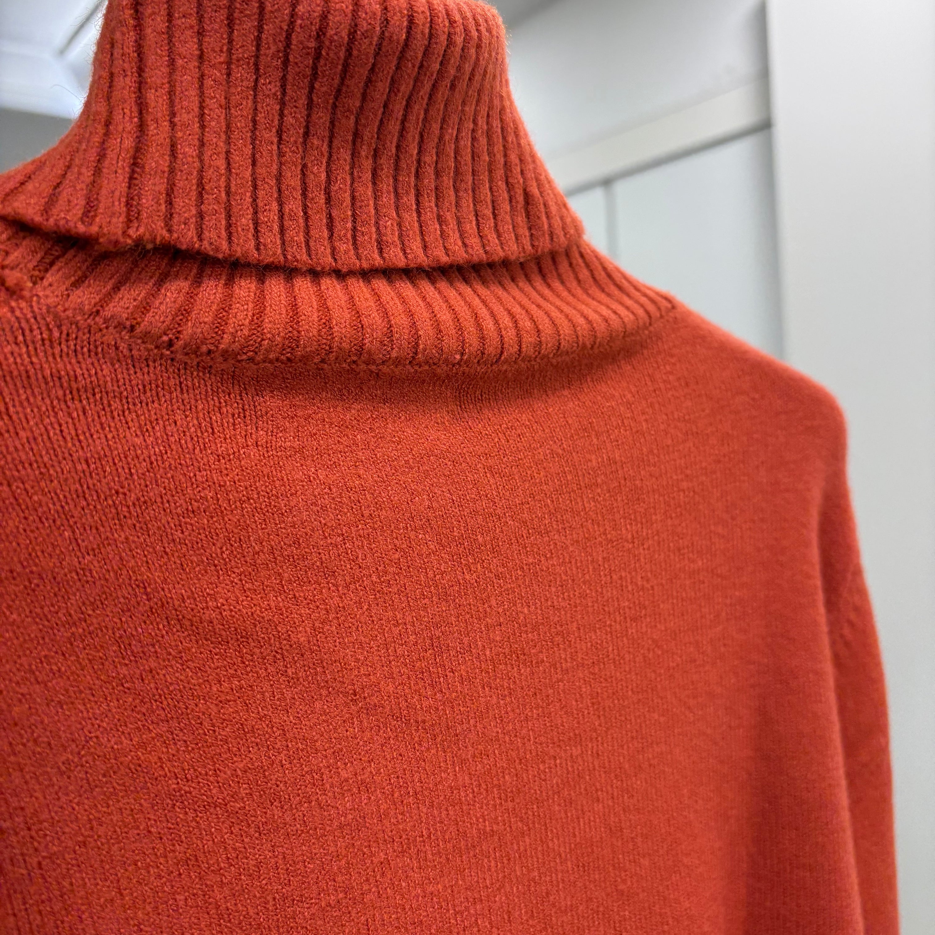 Maglione collo alto arancio