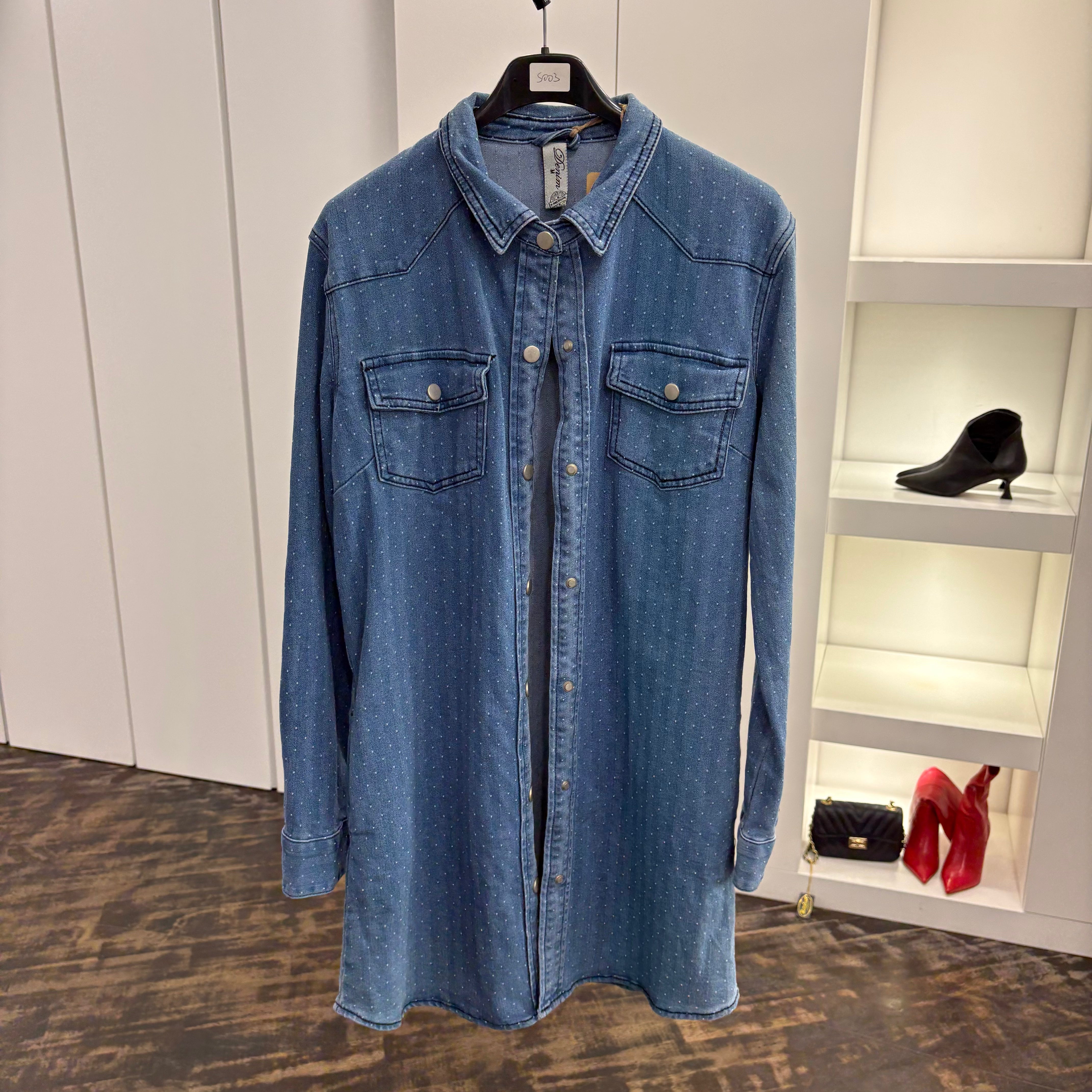 Camicia lunga in jeans con pois bianchi