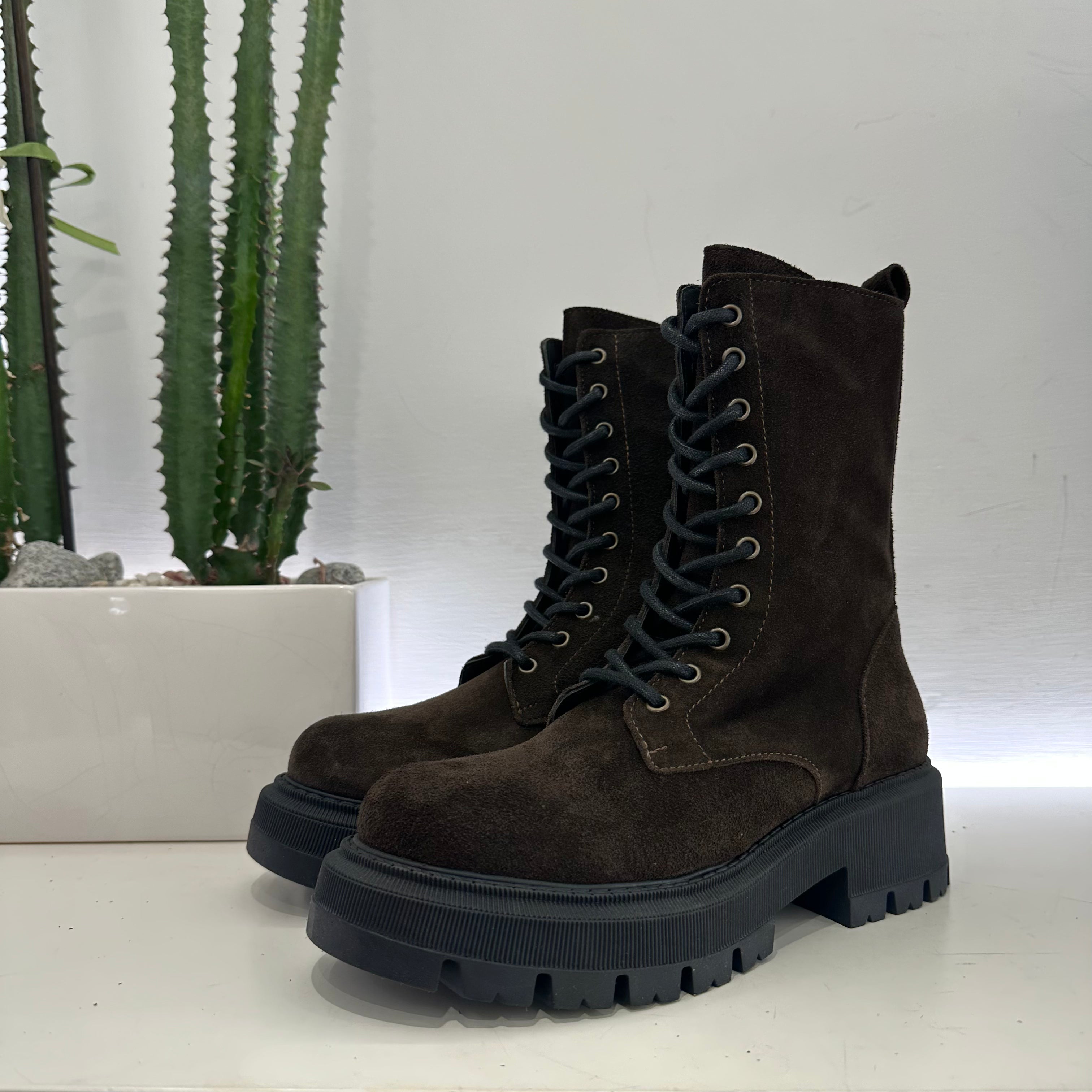 Anfibio SUEDE MORO