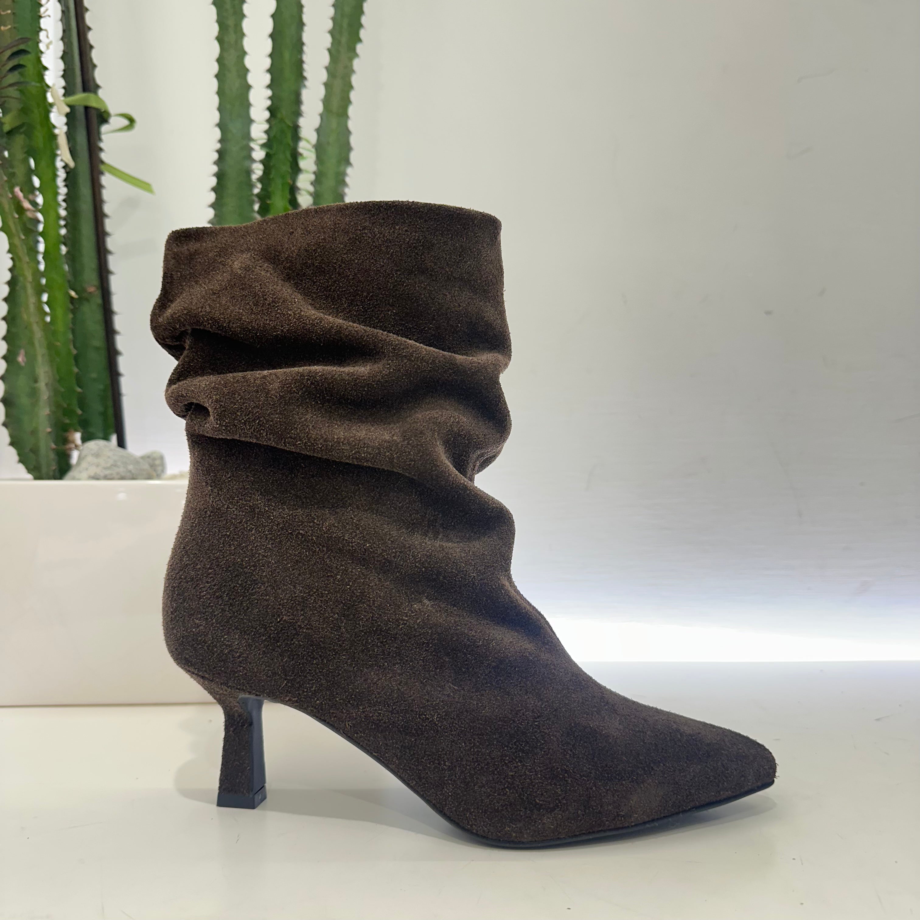 Stivaletto in pellame scamosciato moro