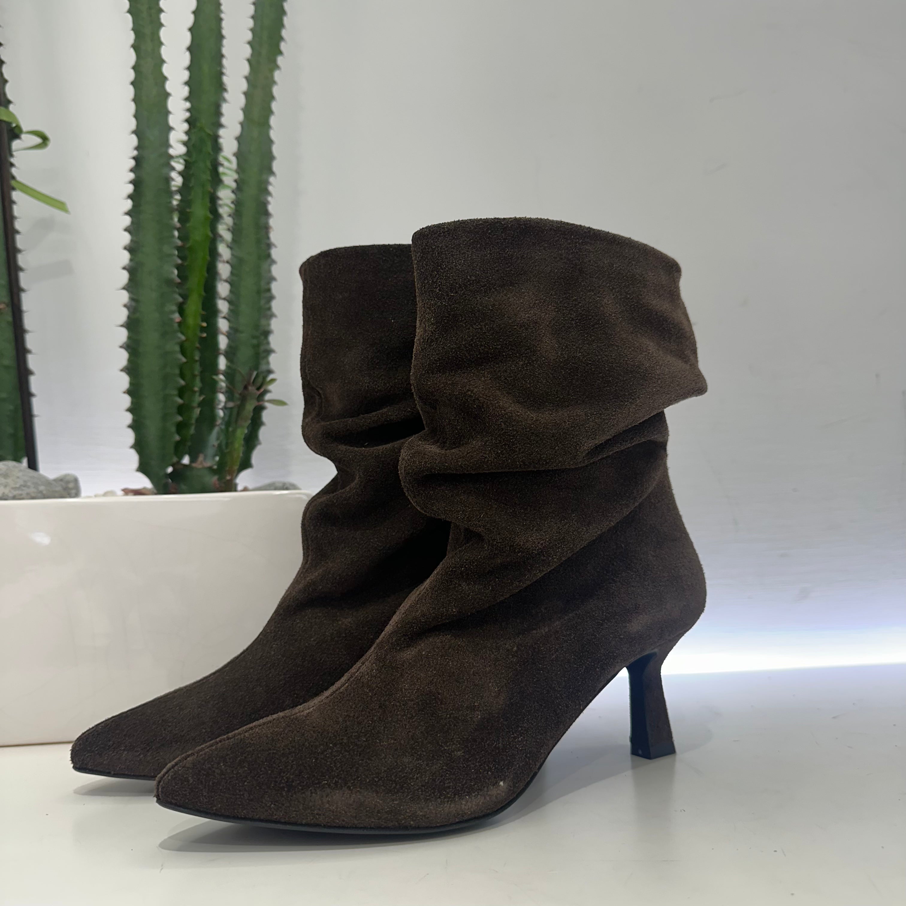 Stivaletto in pellame scamosciato moro