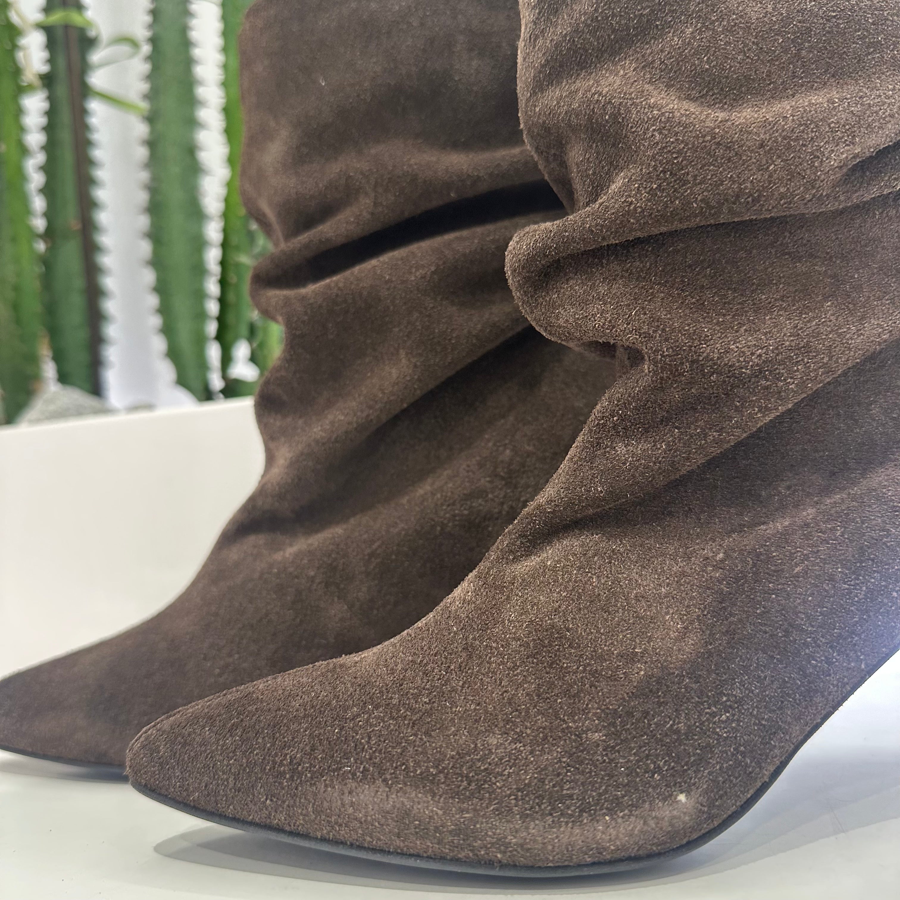 Stivaletto in pellame scamosciato moro