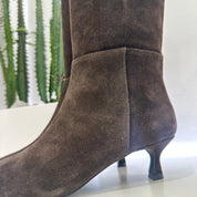 Stivale in pelle suede marrone tacco 5 cm