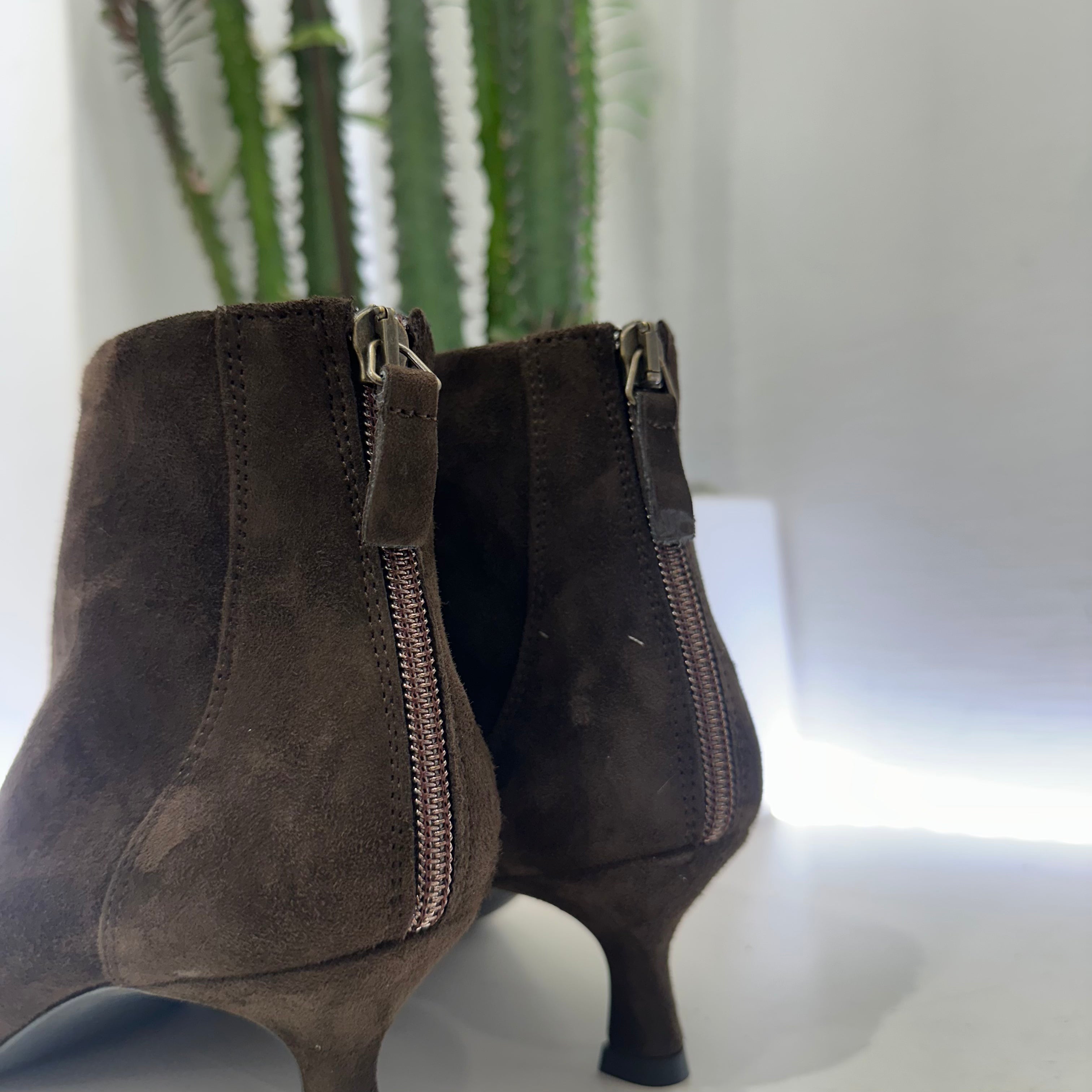 Stivaletto in pelle suede marrone tacco 5 cm