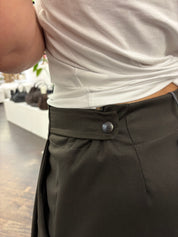 Pantalone con pieghe