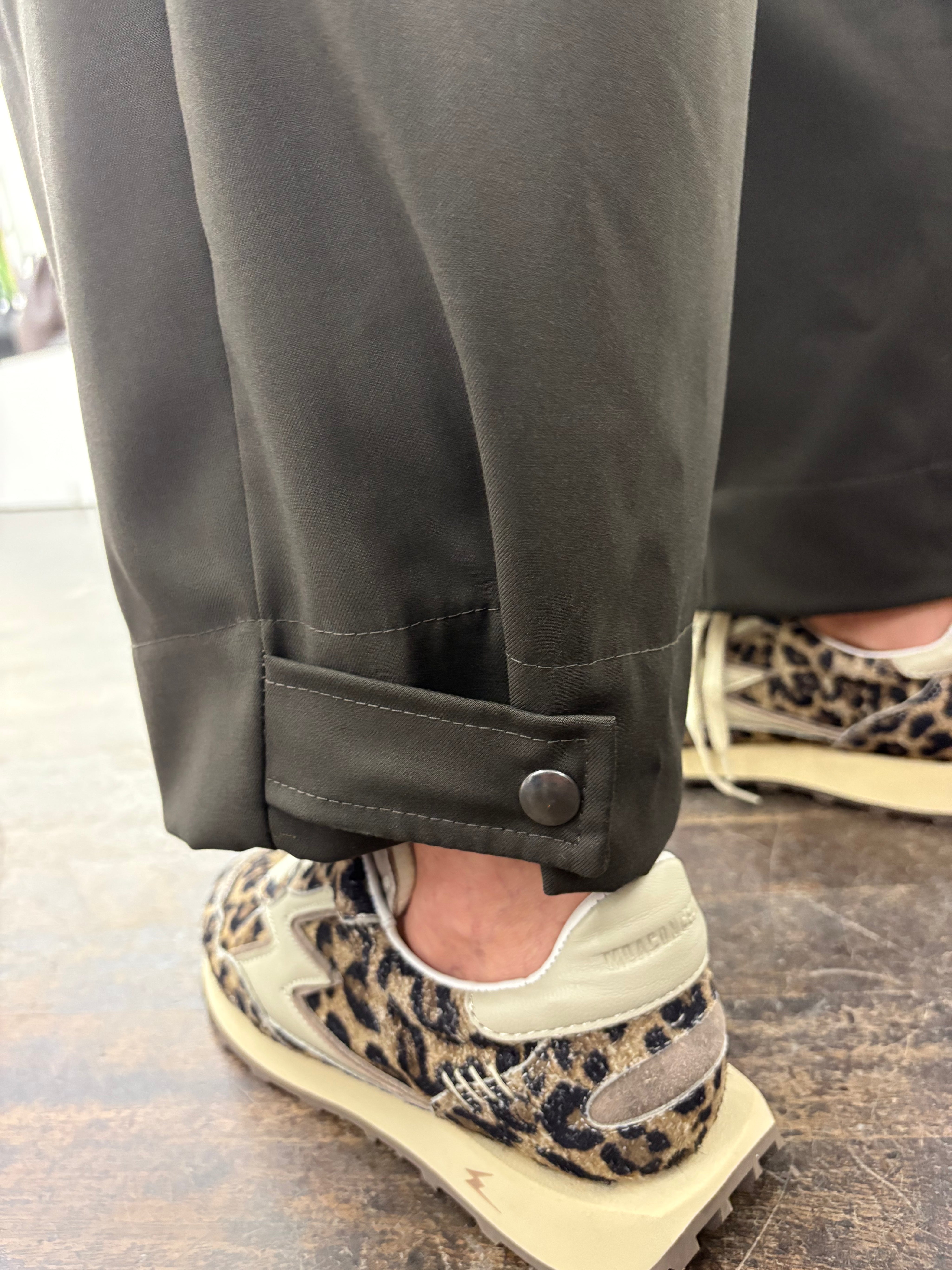 Pantalone con pieghe
