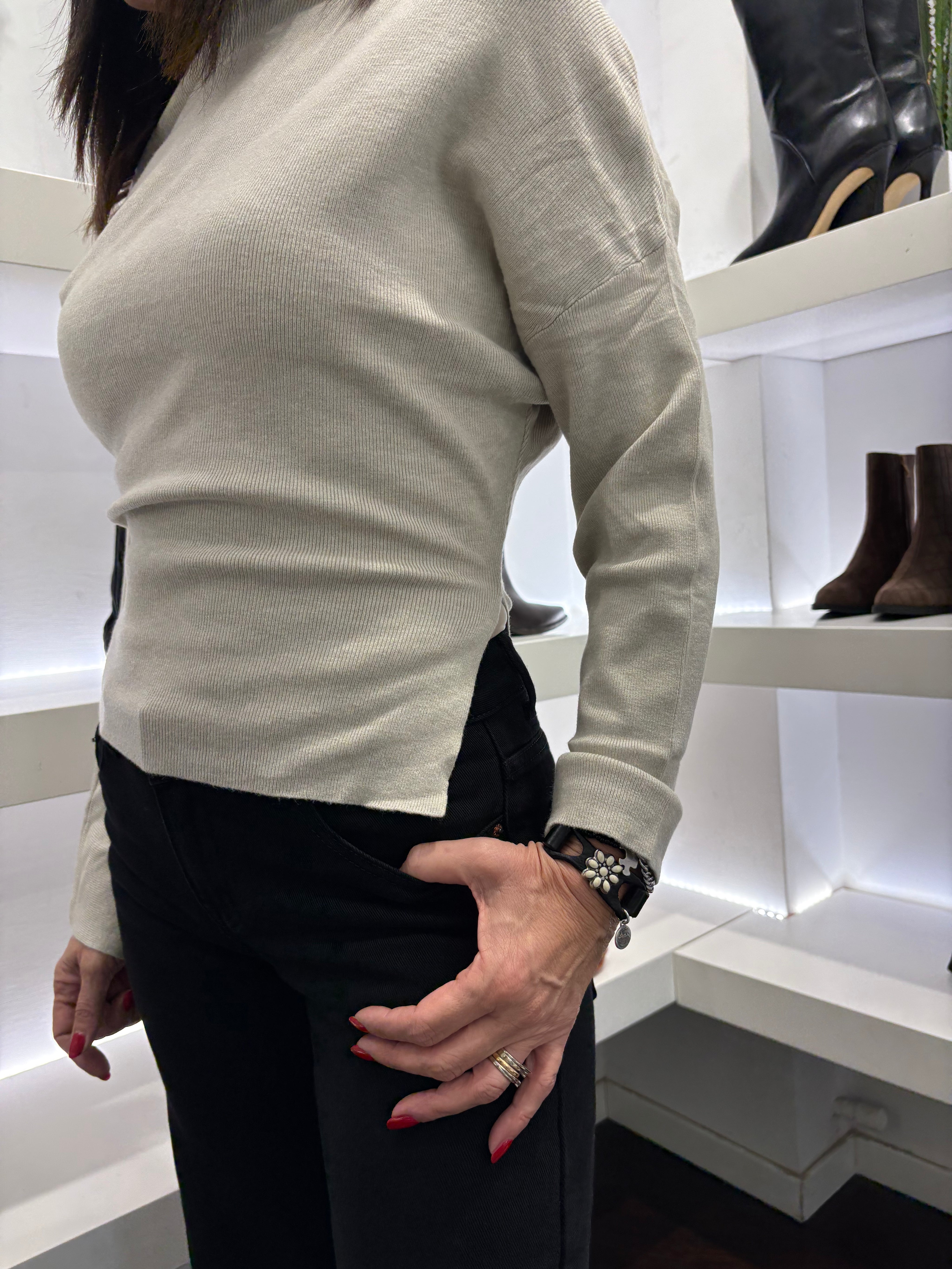 Maglia Scollo Asimmetrico