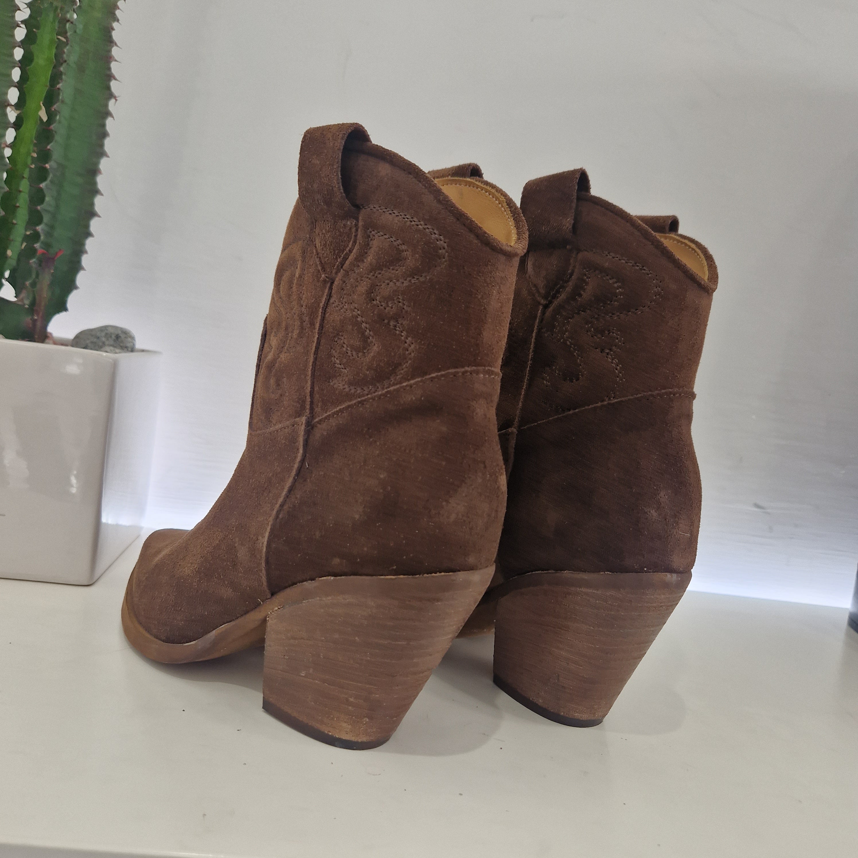 Stivaletto texano suede marrone con ricamo