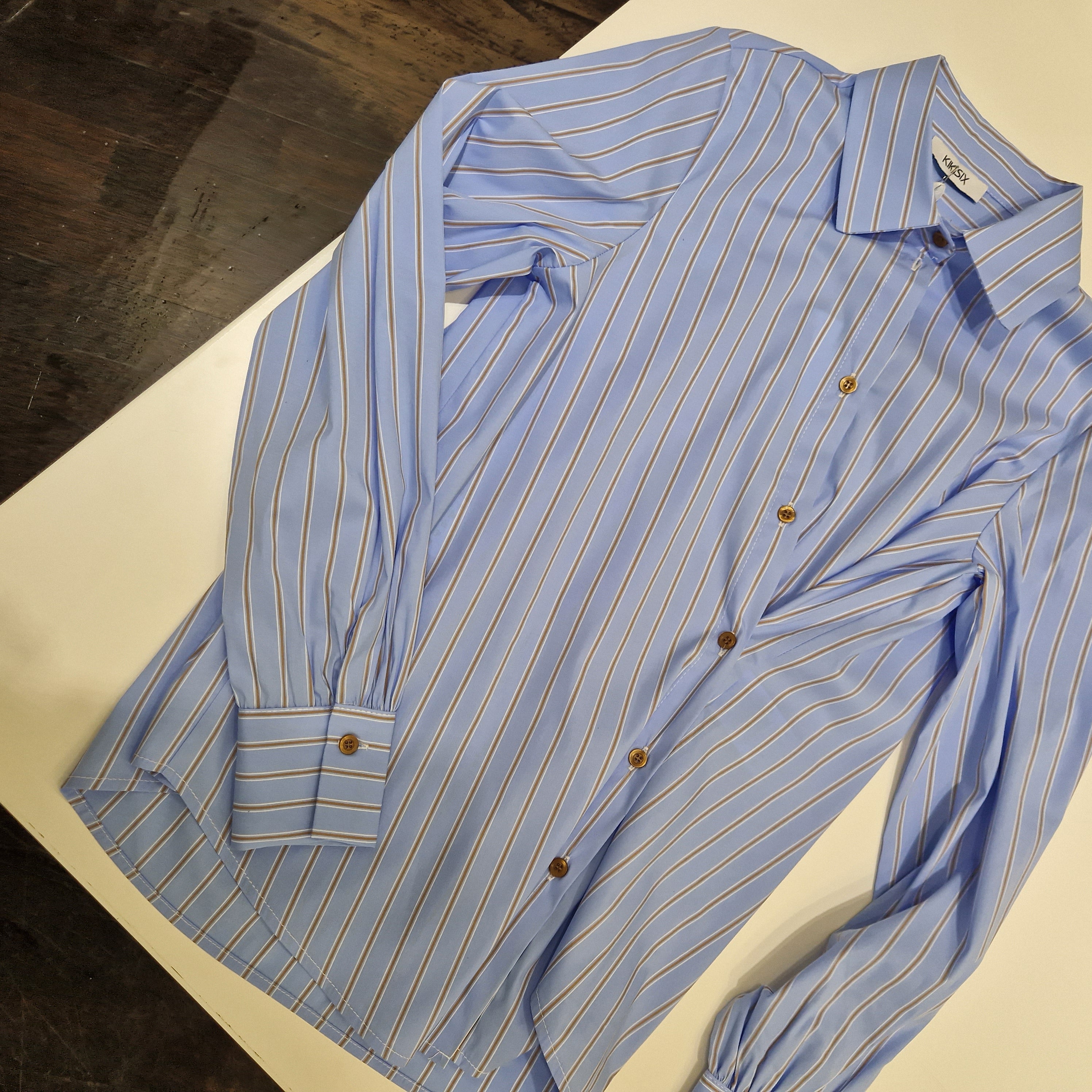 KIKISIX Camicia con ripresa laterale celeste rigata