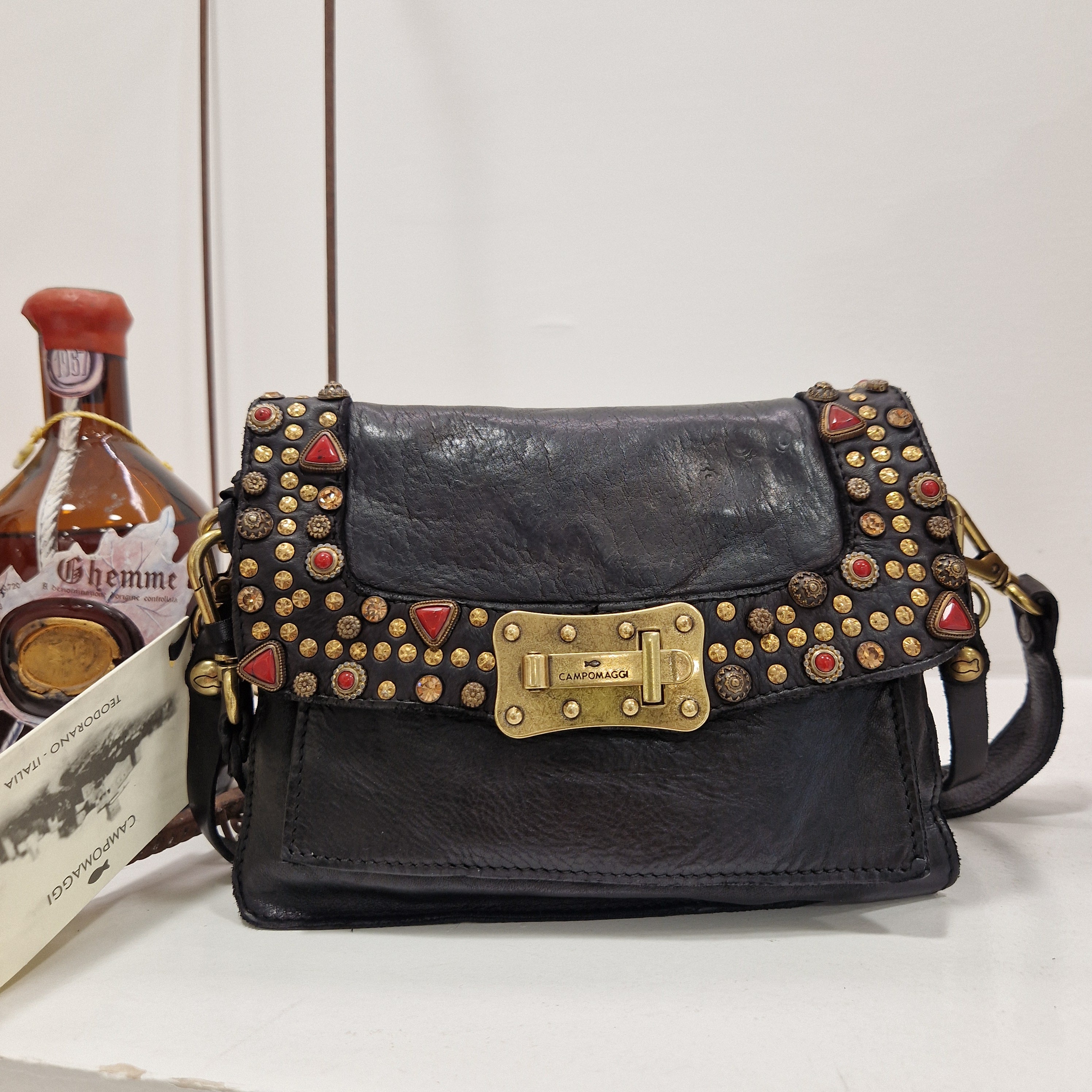 Campomaggi borsa Agnese nera  rivetti oro con corallo